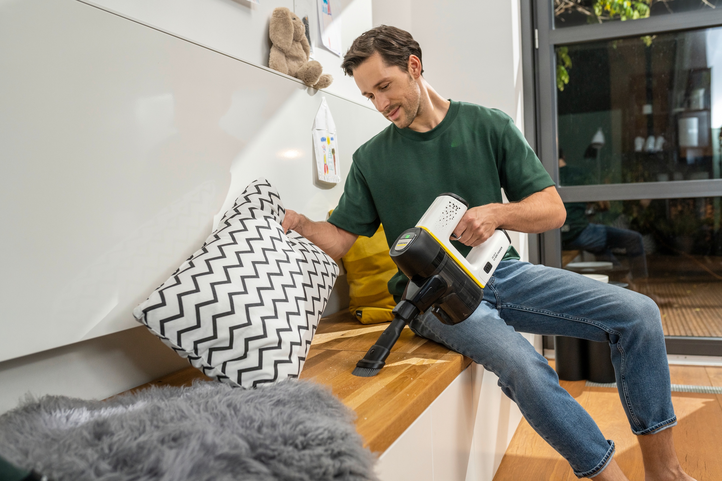 KÄRCHER Akku-Stielstaubsauger »VC 6 Cordless ourFamily Car«, beutellos, inkl. Akku und Wandhalterung mit Ladefunktion