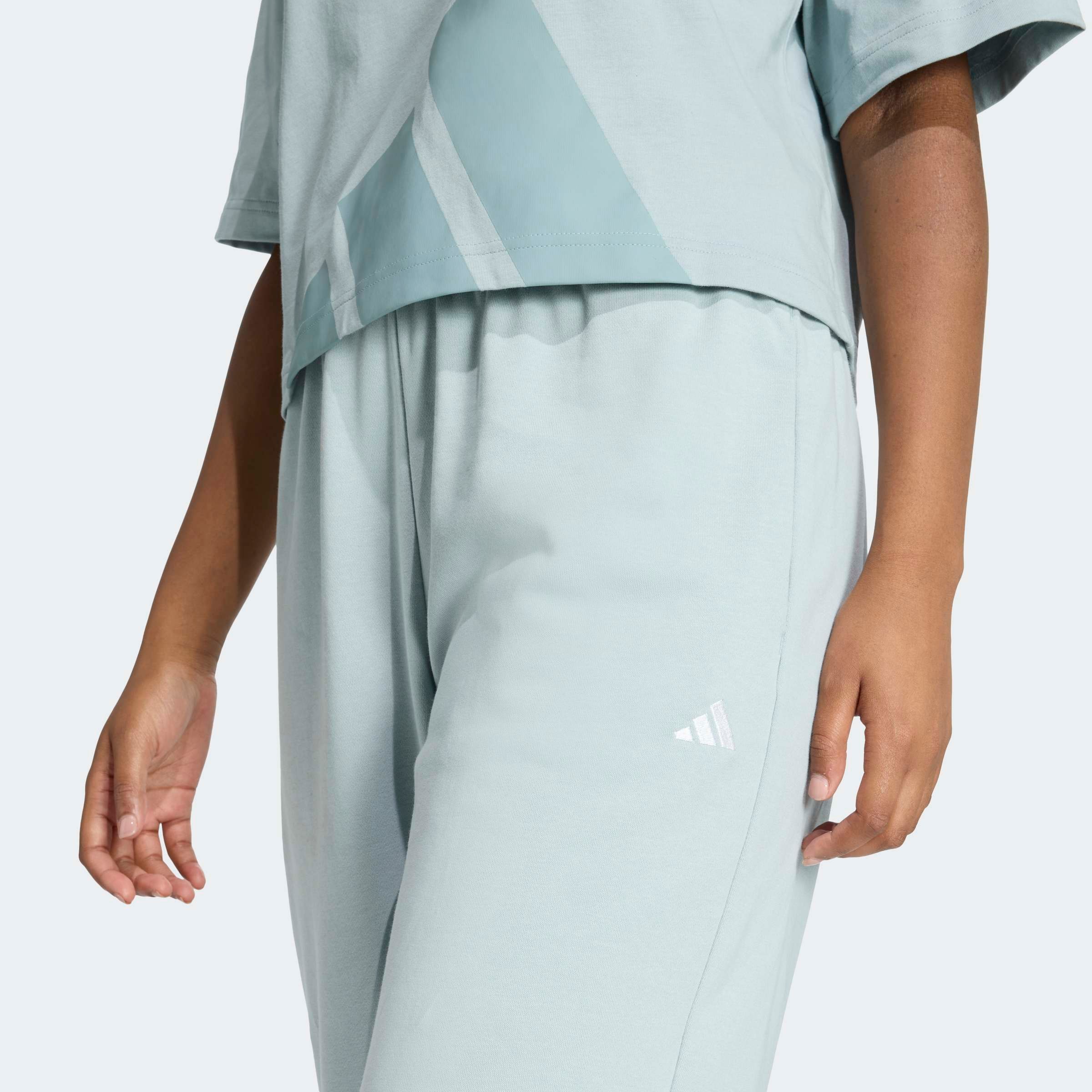 adidas Sportswear Sporthose »ESSENTIALS SMALL LOGO FRENCH TERRY CUFFED«  Locker geschnitten, hoher Bund, aus weichem French Terry Material