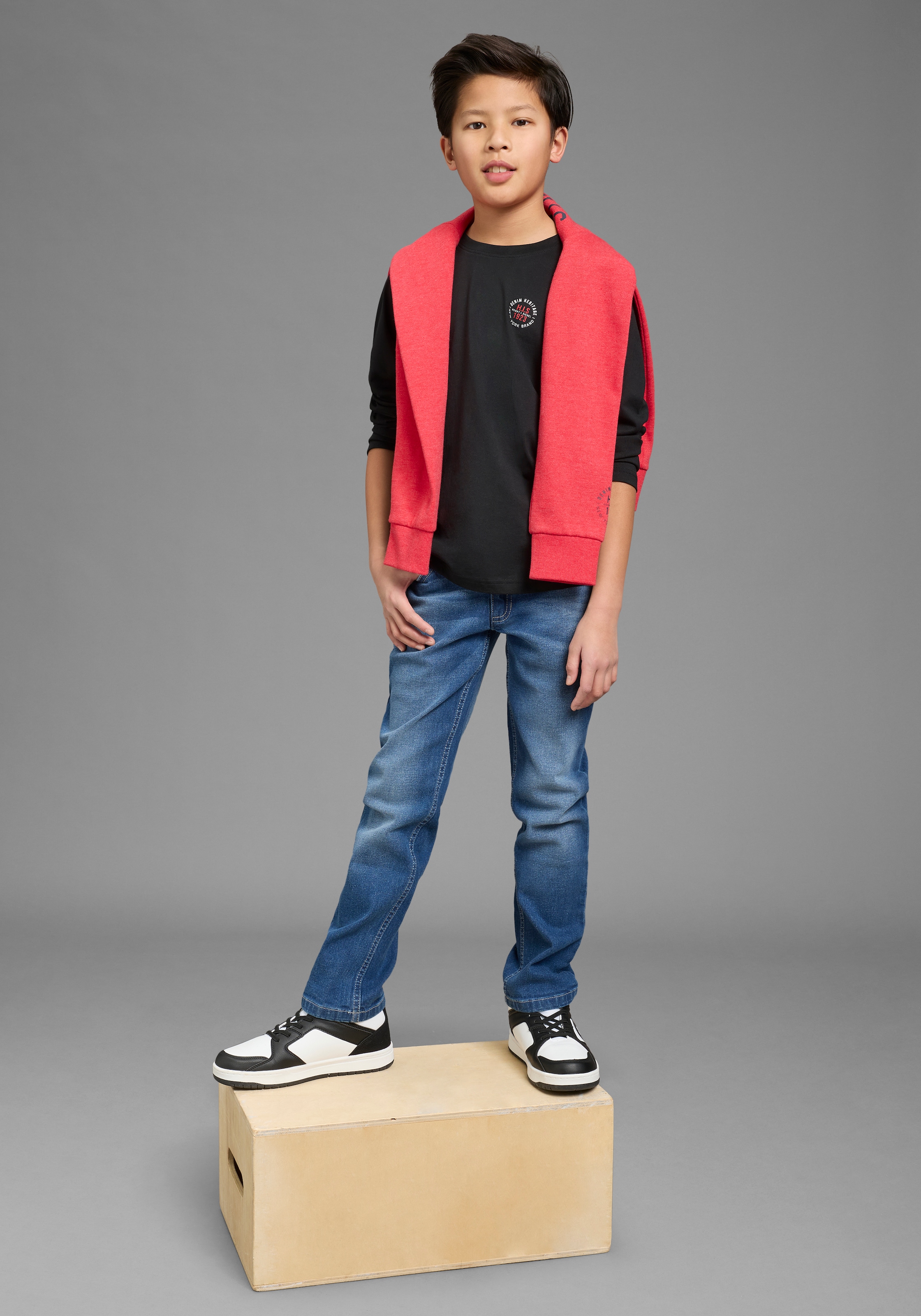 KIDSWORLD Regular-fit-Jeans »Basic Jeans für Jungen« gerader Beinverlauf, langer Schnitt, normaler Bund