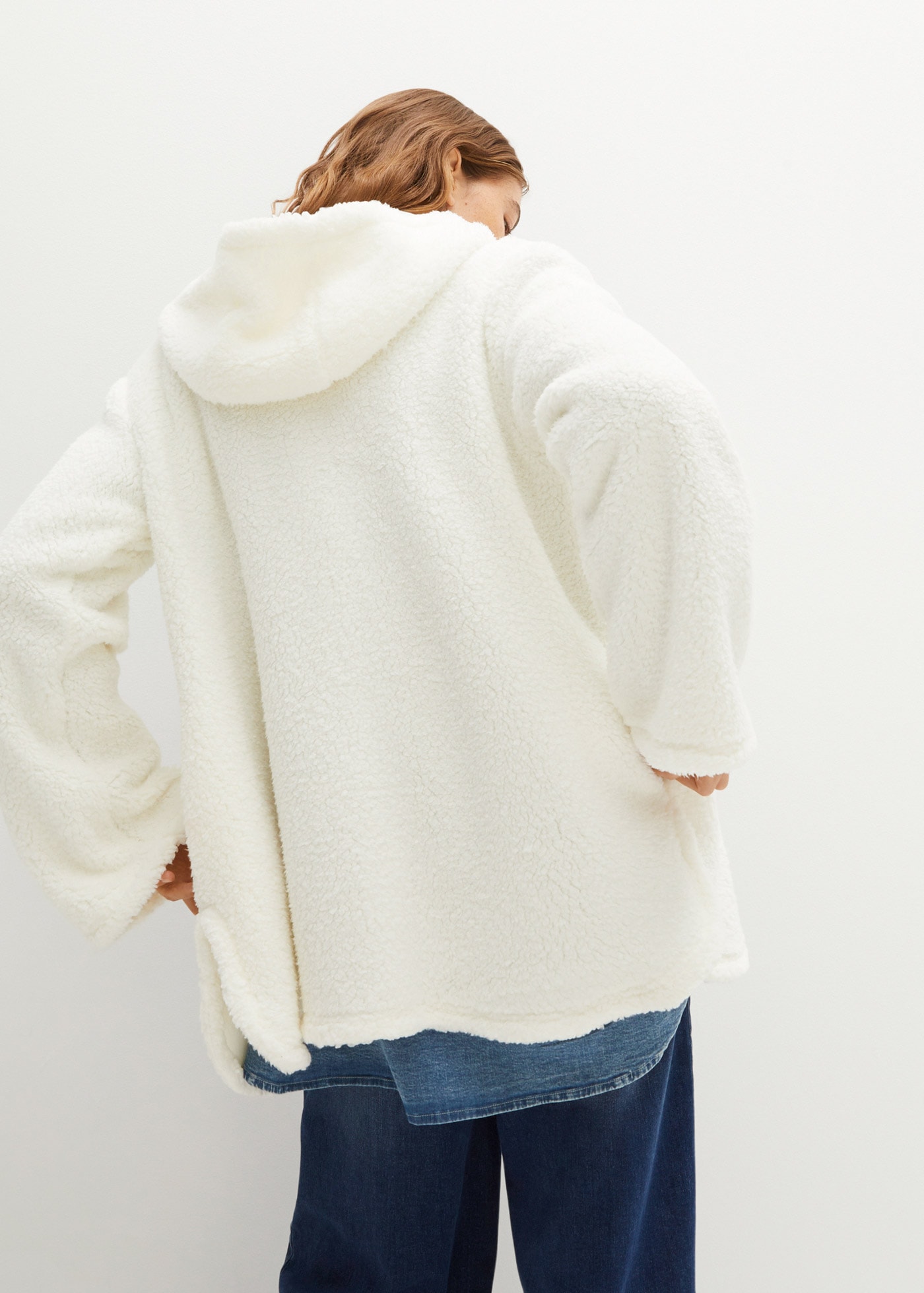 bonprix Fleecejacke mit Kapuze aus kuscheligem Teddymaterial, mit Stehkragen und Kapuze, in A-Linie