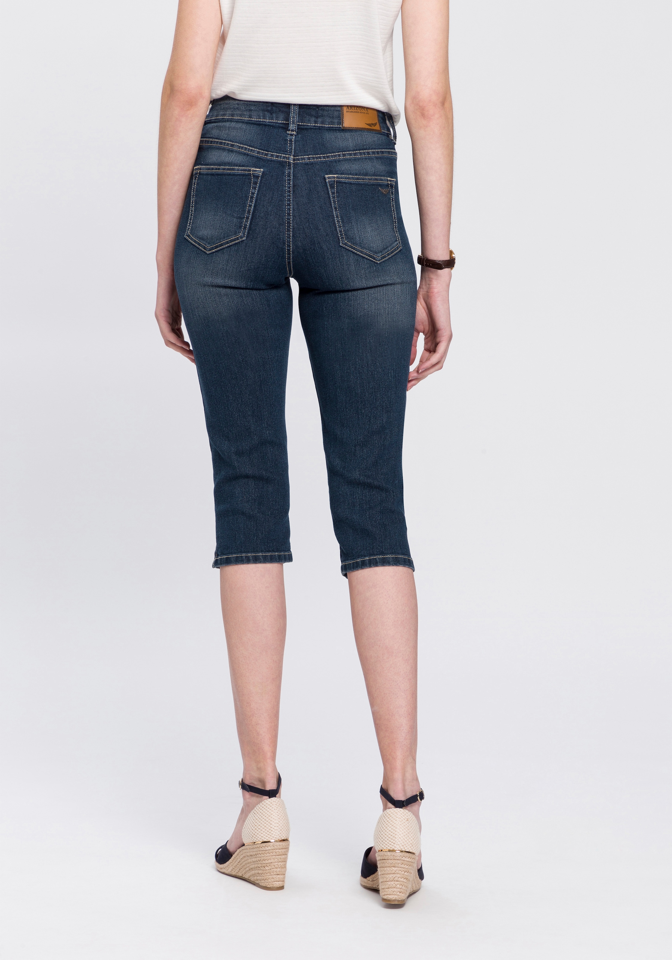 Arizona Caprijeans »mit Schlitz am Saum«, schmale Passform, mit stylischen Nieten, hohe Taille