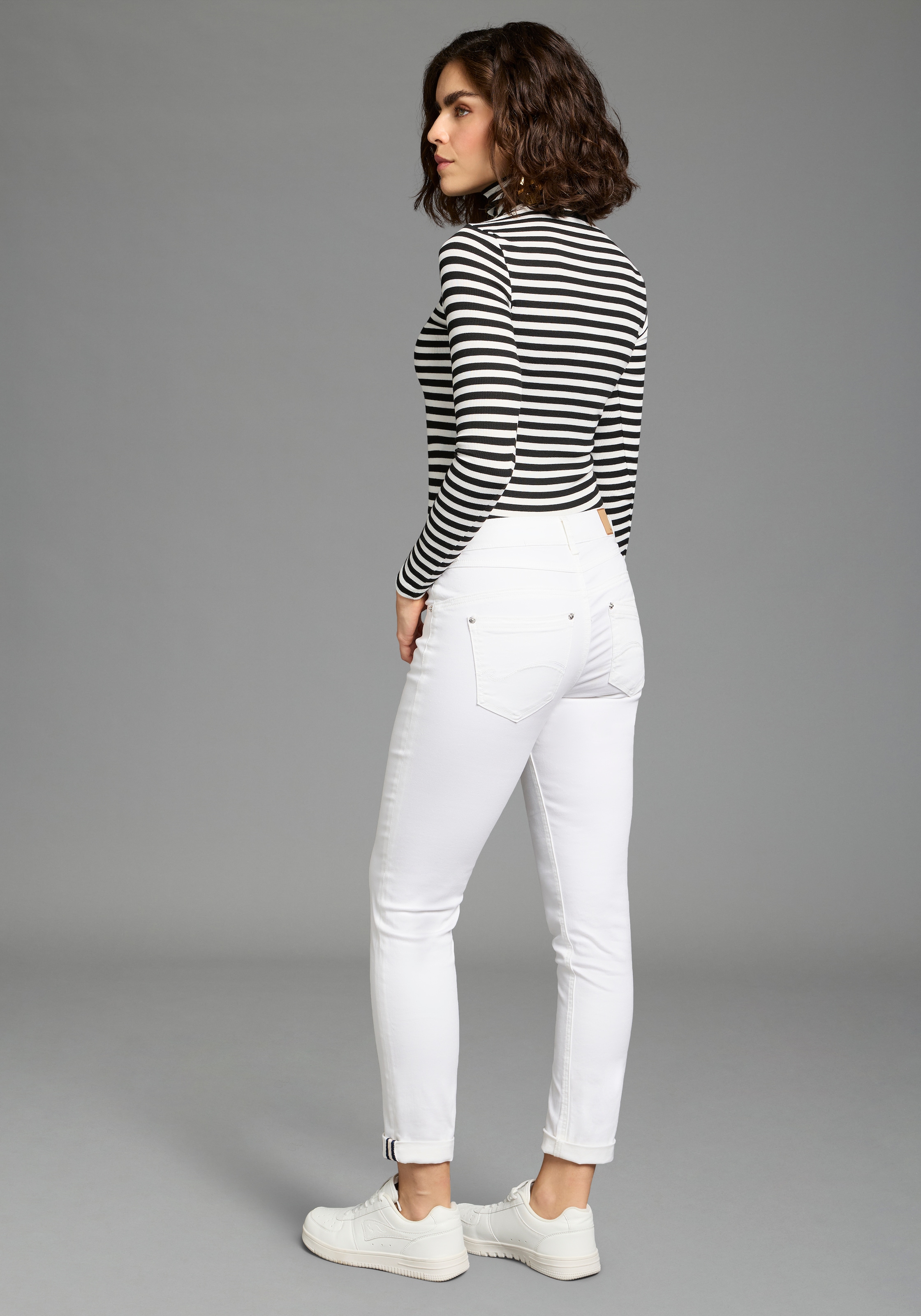 KangaROOS Relax-fit-Jeans »RELAX-FIT HIGH WAIST« knöchelfreie Schnittform,  krempelbare Beinabschlüsse