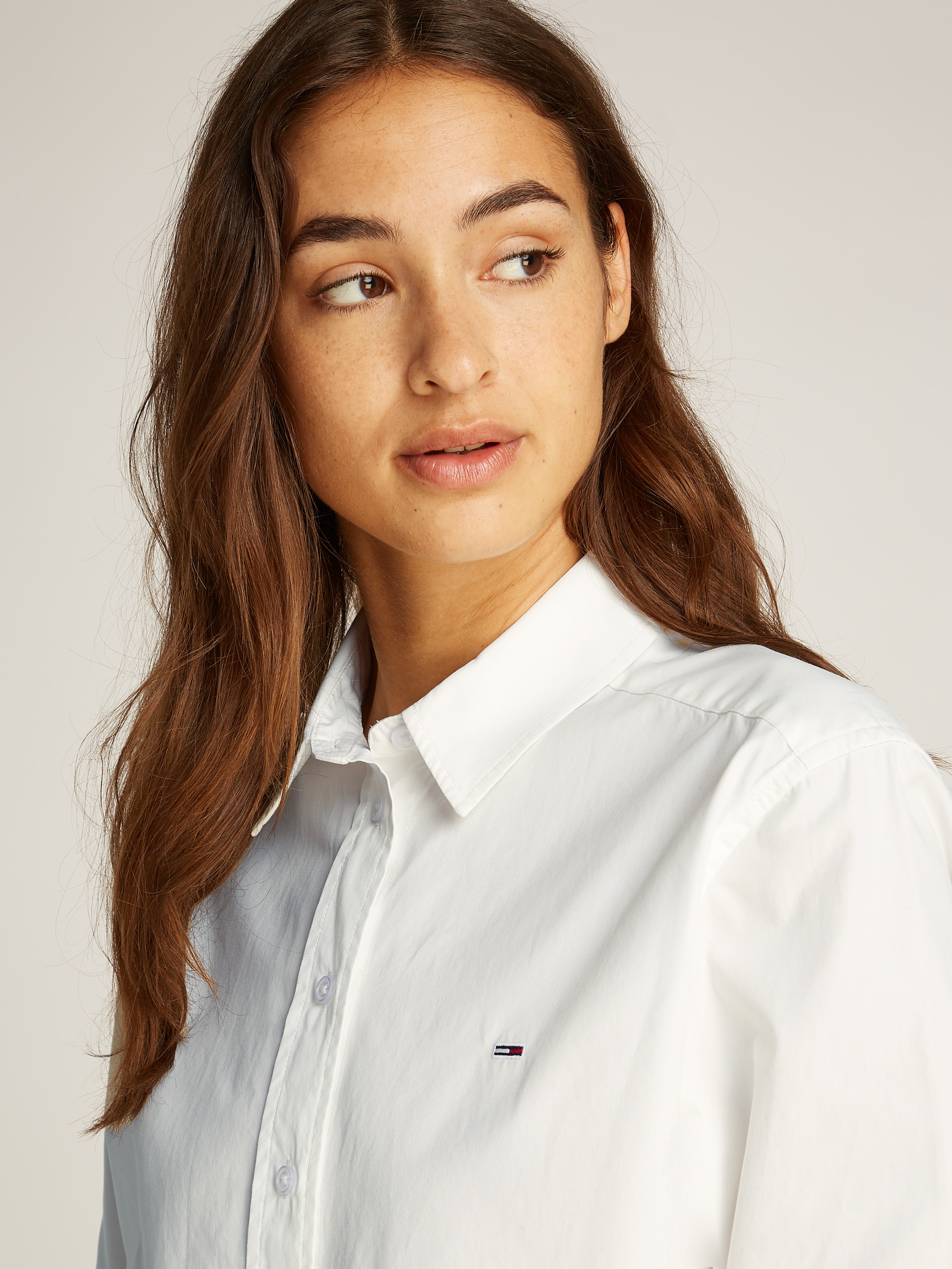 Tommy Jeans Hemdbluse »TJW CRP RLX POPLIN SHIRT«, in verkürzter Länge, mit Logostickerei