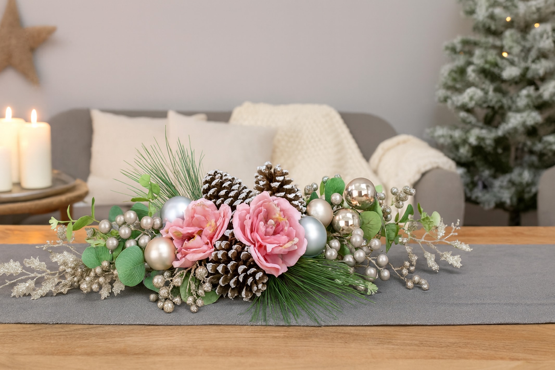 I.GE.A. Kunstblume »Tischgesteck Päonie« Aufleger Eukalyptus, Zapfen, Tischdeko Weihnachtsdeko Weihnachtsblumen
