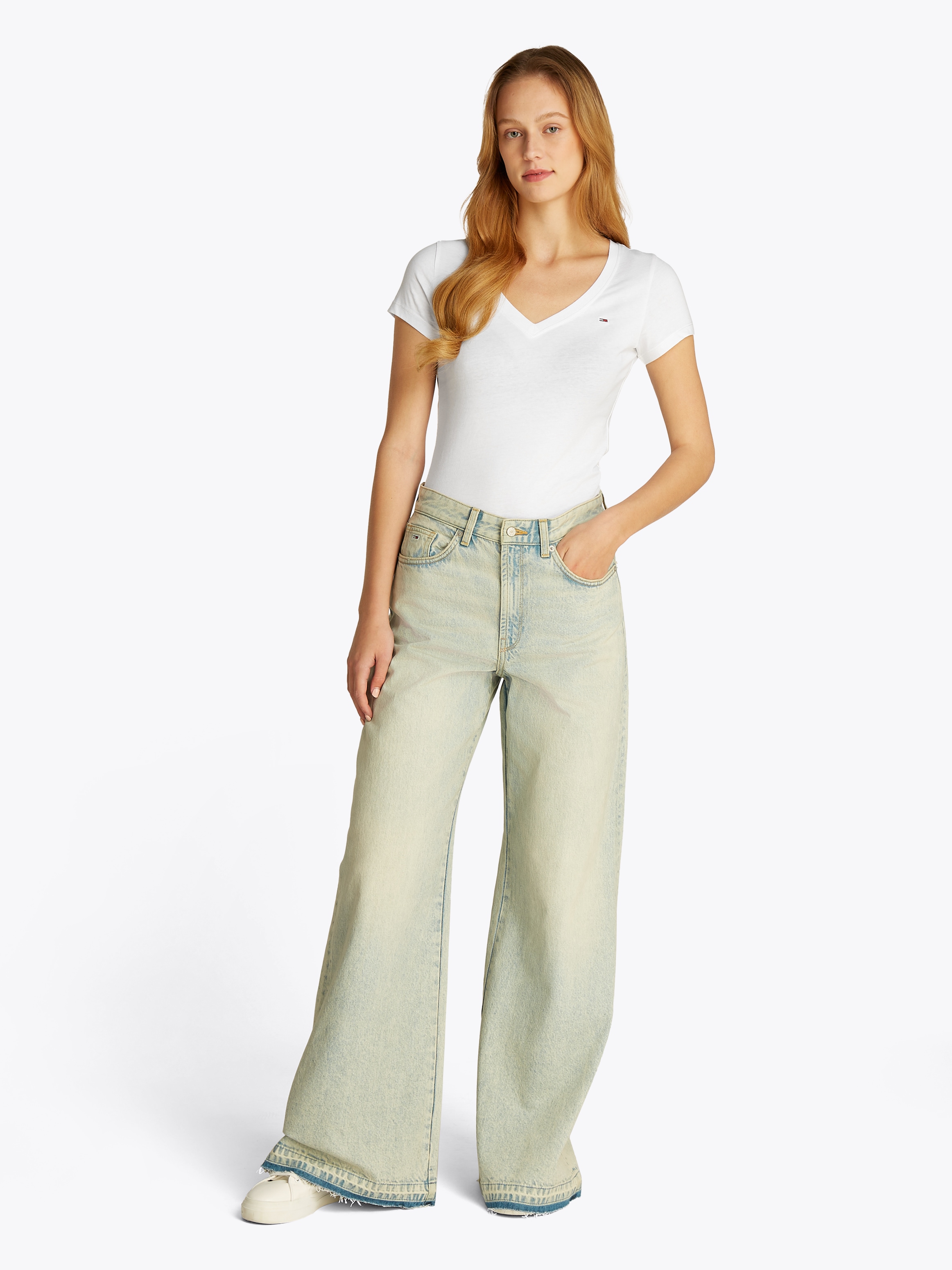 Tommy Jeans T-Shirt »TJW SLIM V-NECK TEE«, mit Logo-Stickerei