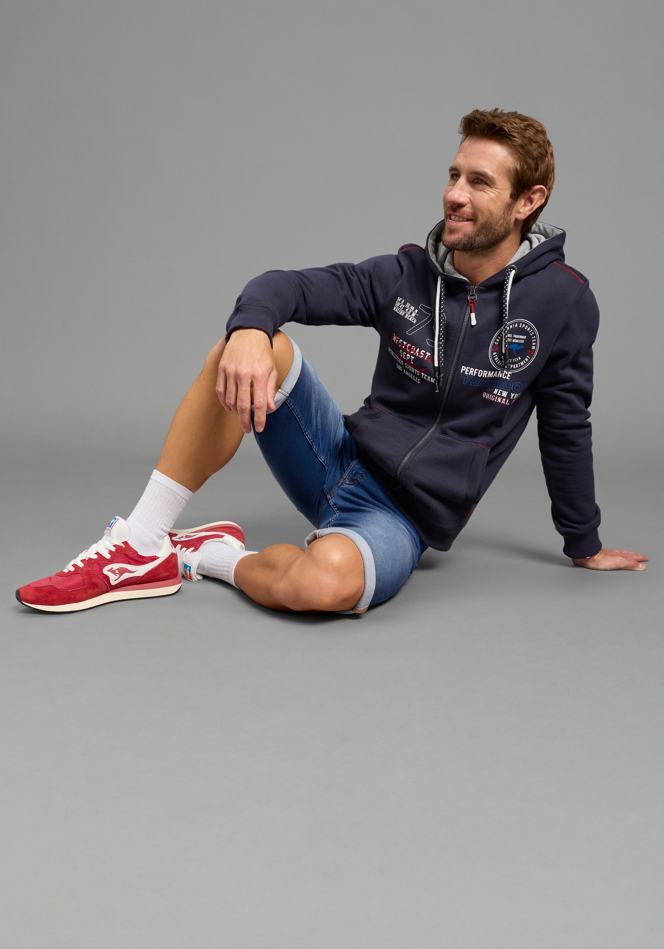 KangaROOS Kapuzensweatjacke mit Kapuze und Kordelzug, aus angerauter Sweatware, schmale Passform