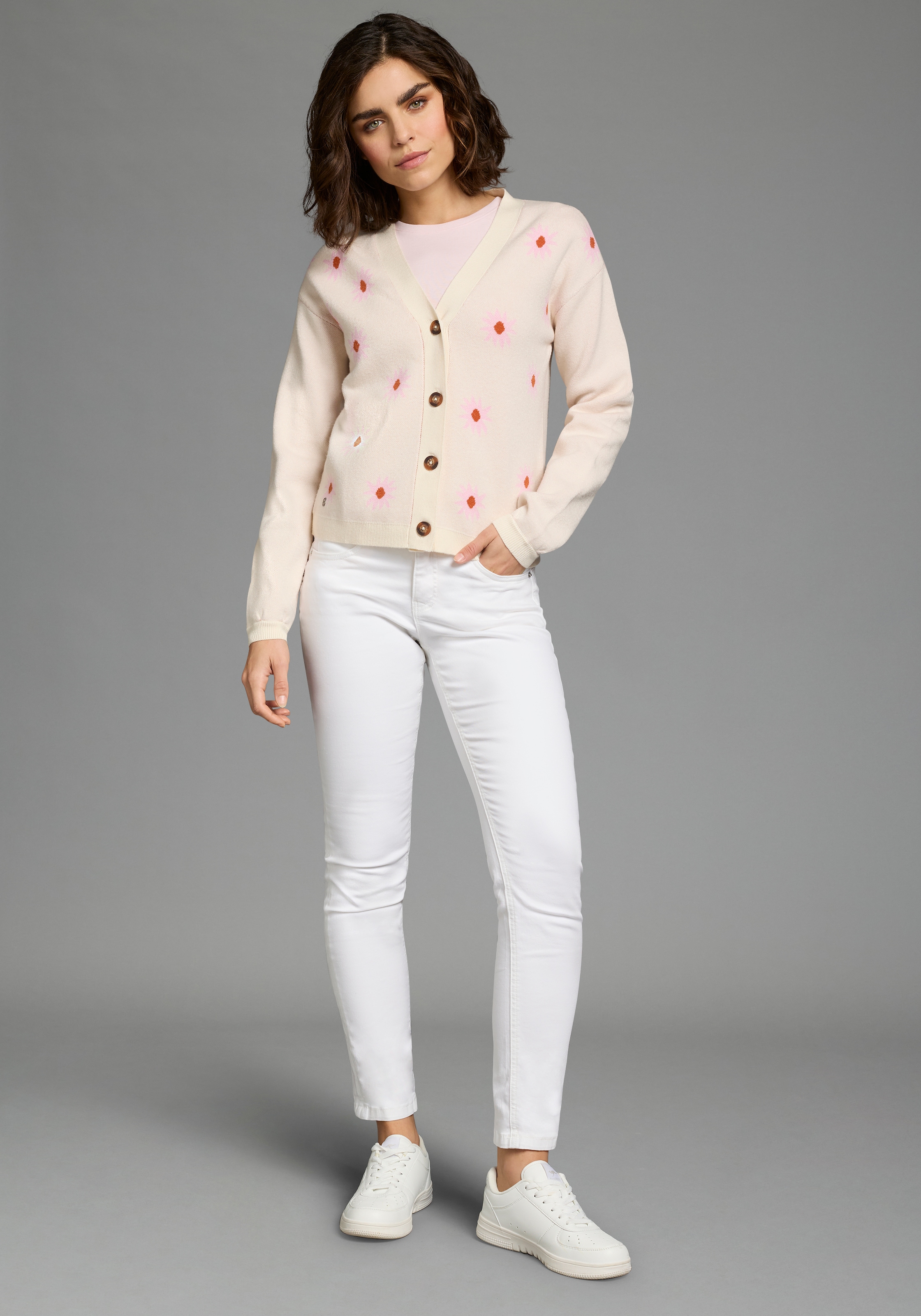 KangaROOS Strickjacke Strickjacke aus Feinstrick, bequeme Passform, Blumenmuster