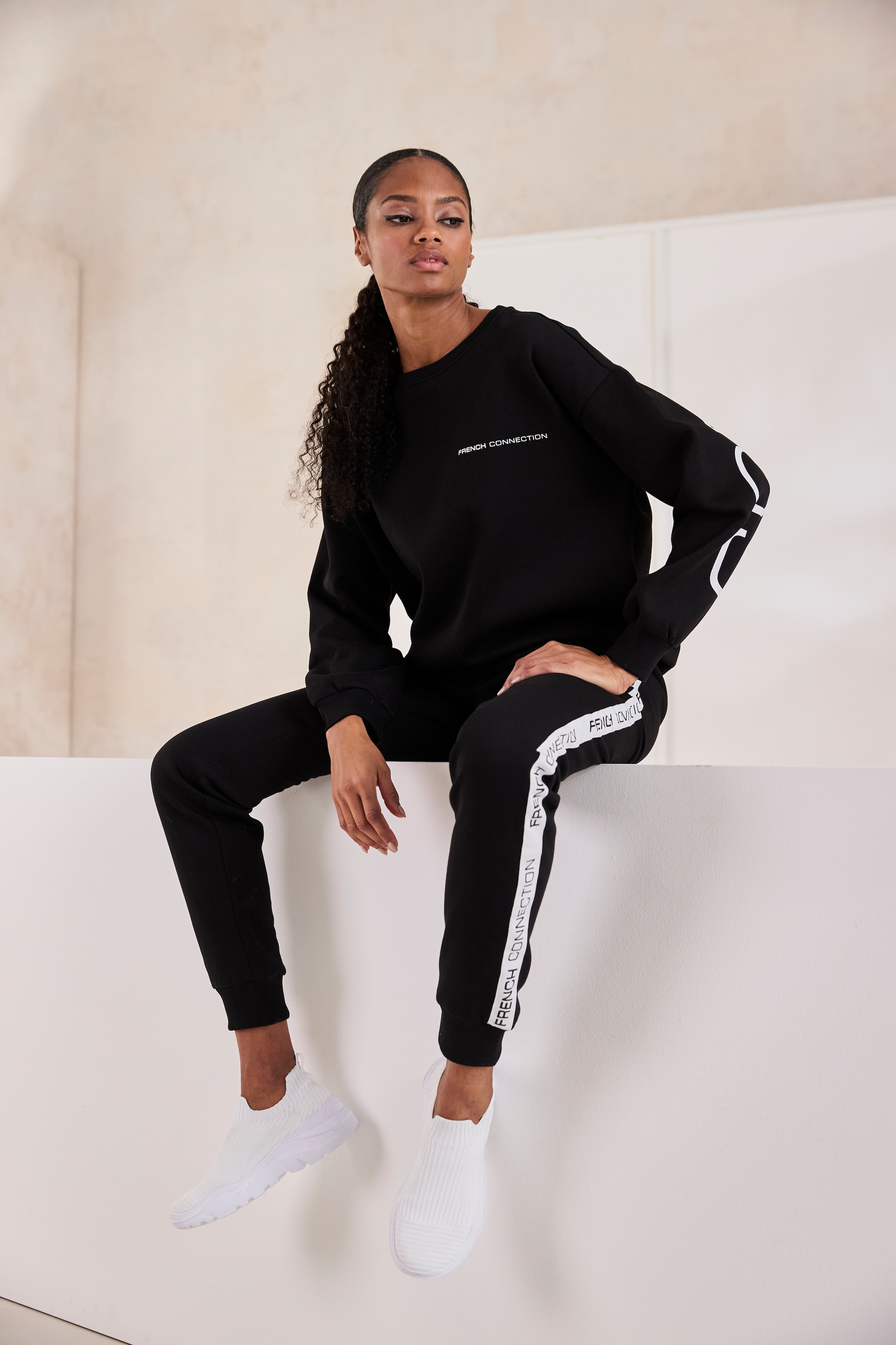 French Connection Sweathose, mit seitlichen Kontraststreifen und Logodruck