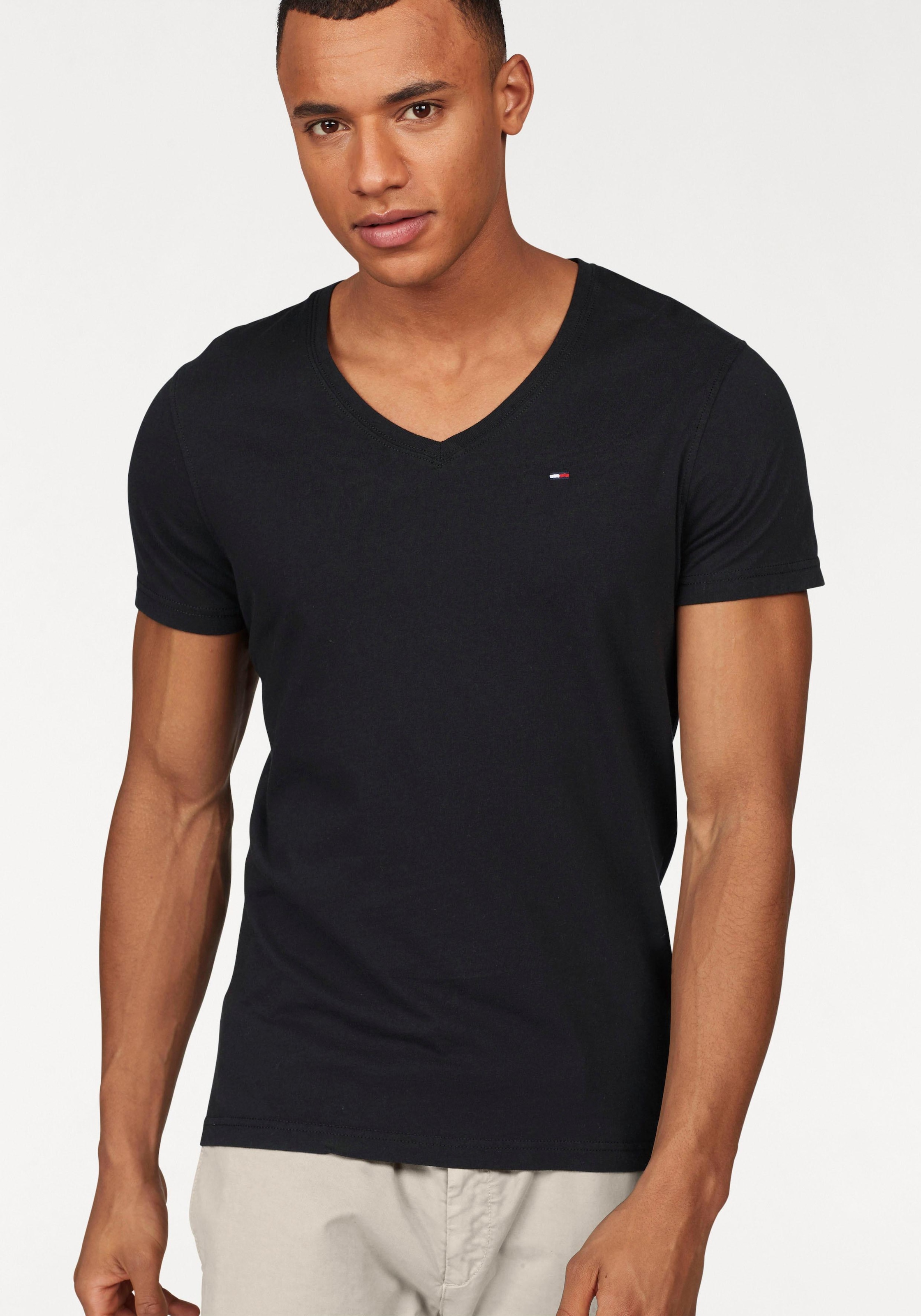 Tommy Jeans T-Shirt »TJM ORIGINAL JERSEY V NECK TEE«, mit V-Ausschnitt und dezenter Logo-Flag