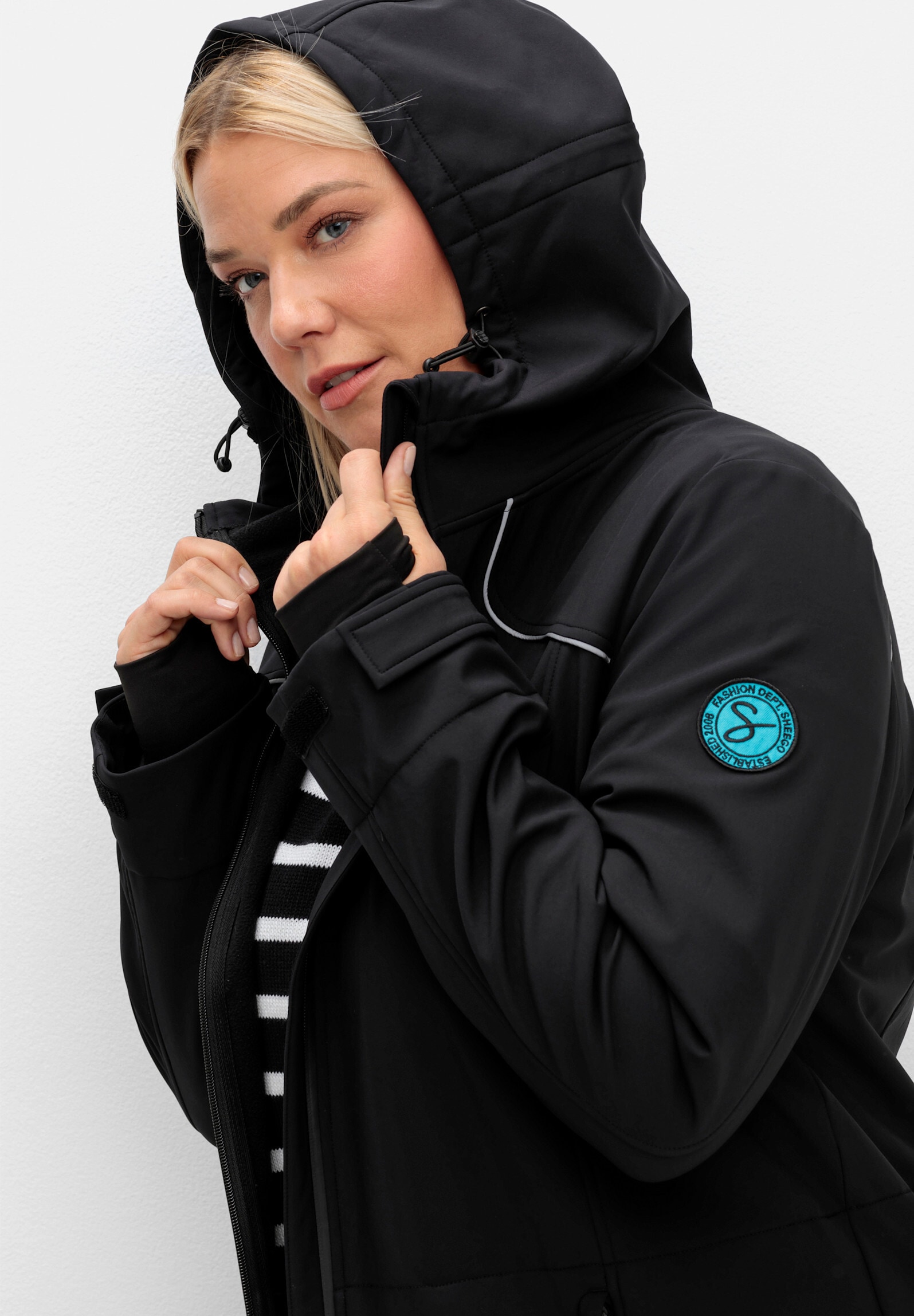 Sheego Softshelljacke »Funktionsjacke Skijacke aus Softshell, wasser- und windabweisend« mit Kapuze