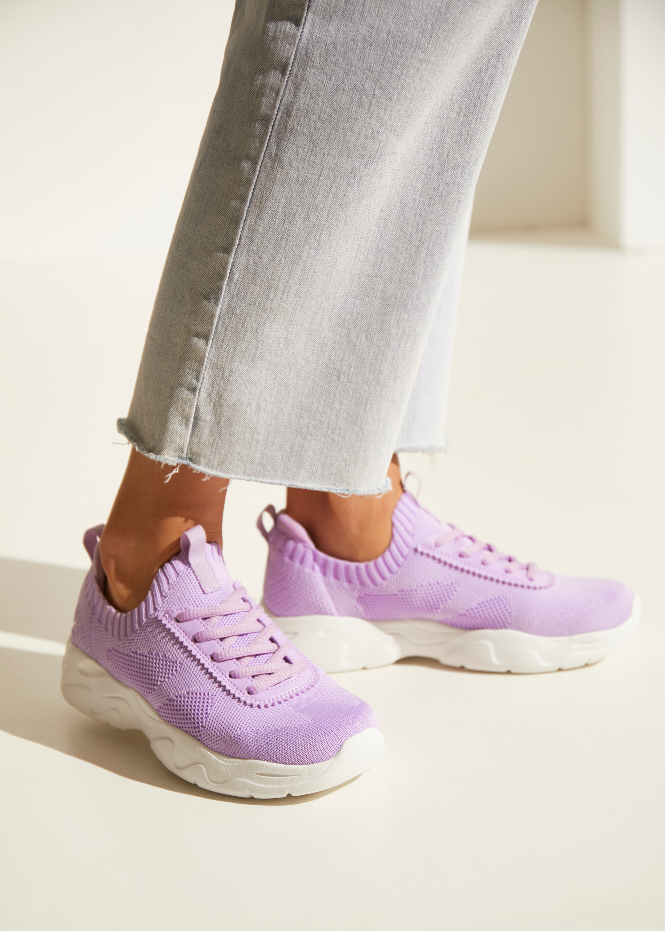 LASCANA ACTIVE Sneaker, ultraleicht und bequem zum Reinschlüpfen mit Zierschnürung VEGAN