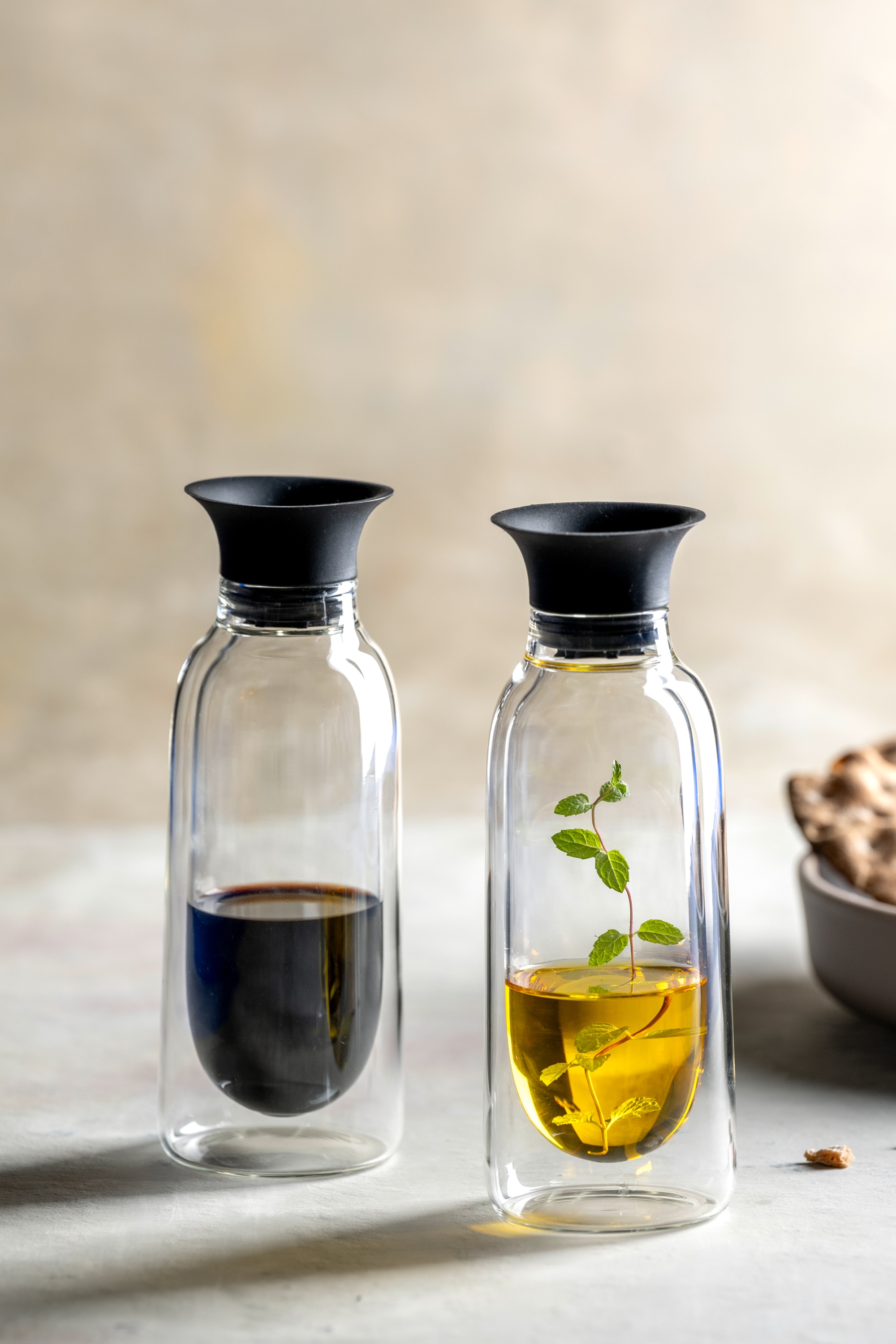 LEONARDO Menage-Set »Essig- und Ölflasche DUO, 2er Set« aus doppelwandigem Glas mit Silikondeckel