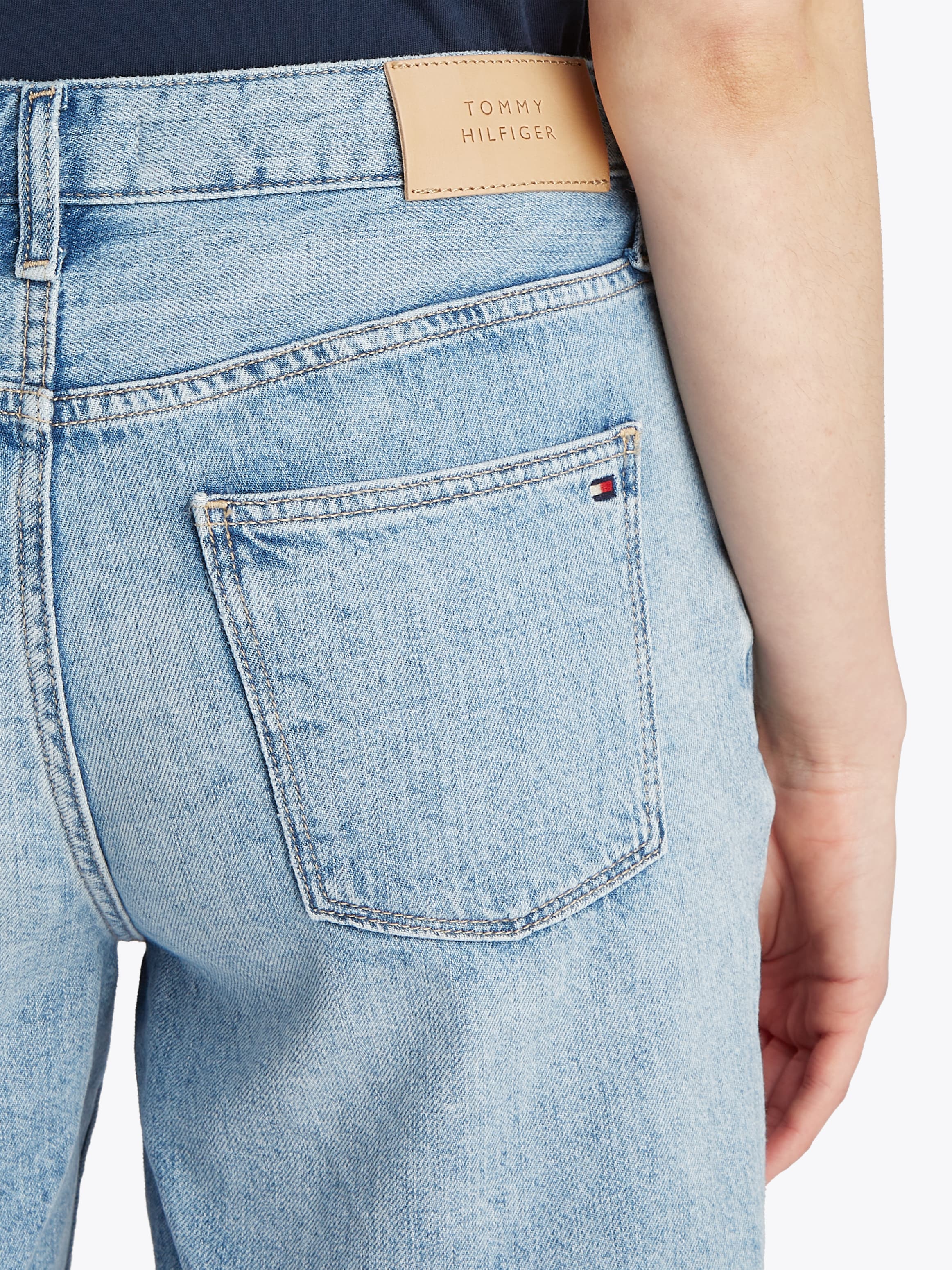 Tommy Hilfiger Shorts »DNM STRAIGHT SHORT RW SIA«, mit leichter Waschung, Logo-Bage