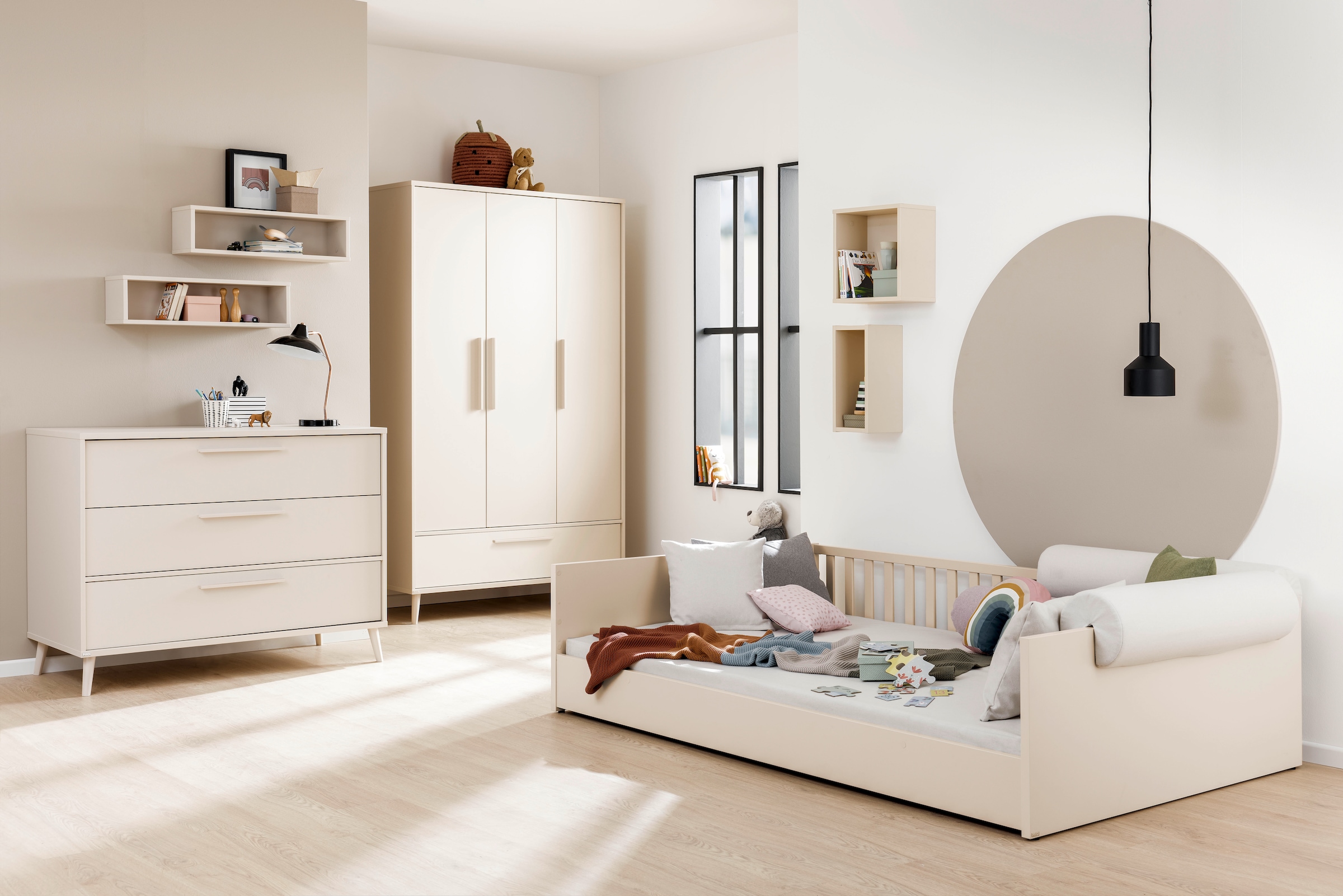 PAIDI Babymöbel-Set »LITTLE FLO, 4-teiliges Kinderzimmer in Beige, hochwertiges Komplettset« Spar-Set, 120x200cm Bodenbett, Kleiderschrank 3-türig, Wickelkommode & Aufsatz, 4 tlg. Jugendzimmer, Soft-Close, mitwachsendes Bett - 3-fach umbaubar