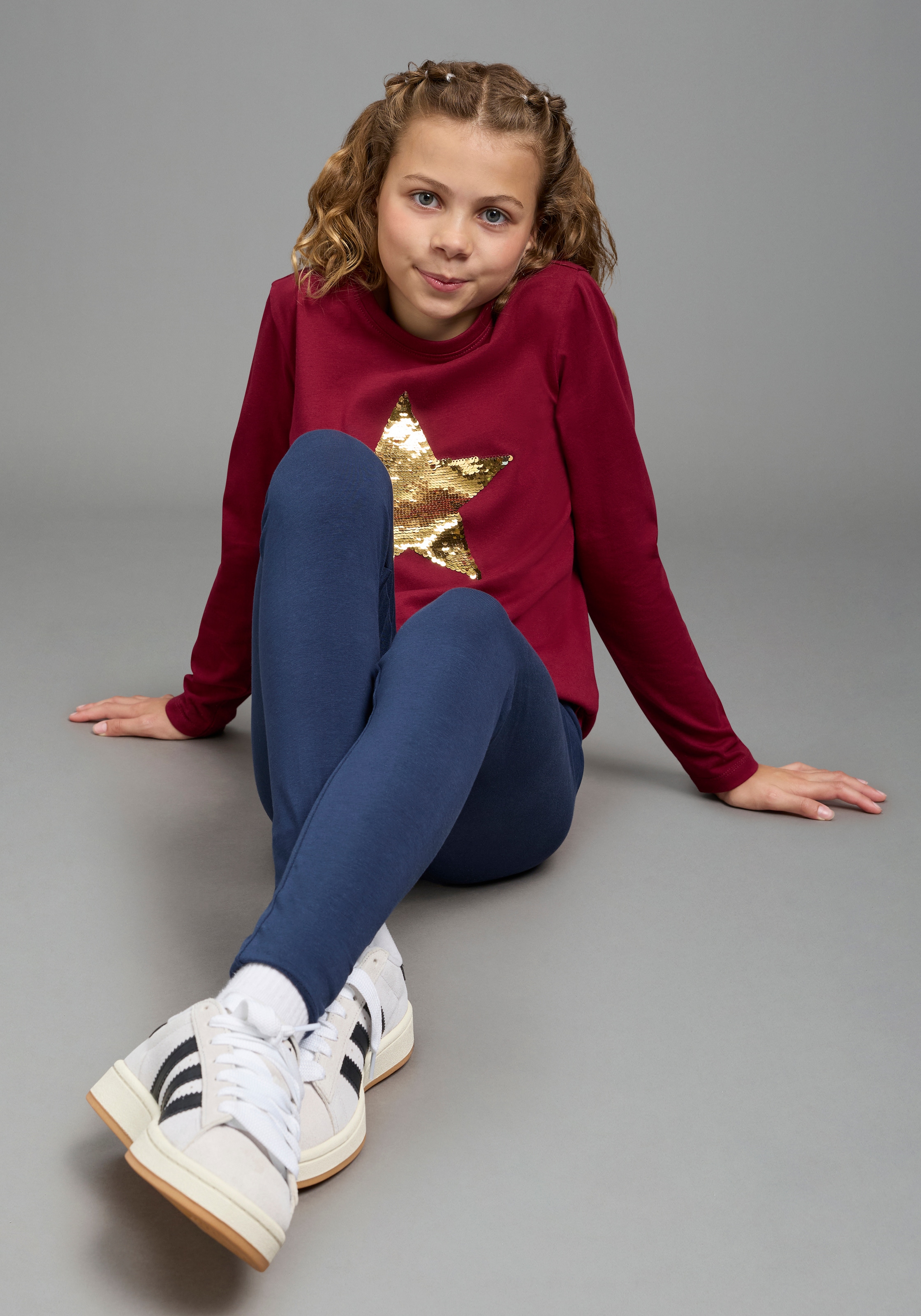 KIDSWORLD Langarmshirt »STERN« Langarm,  taillierter Schnitt,  mit glitzernden Pailletten