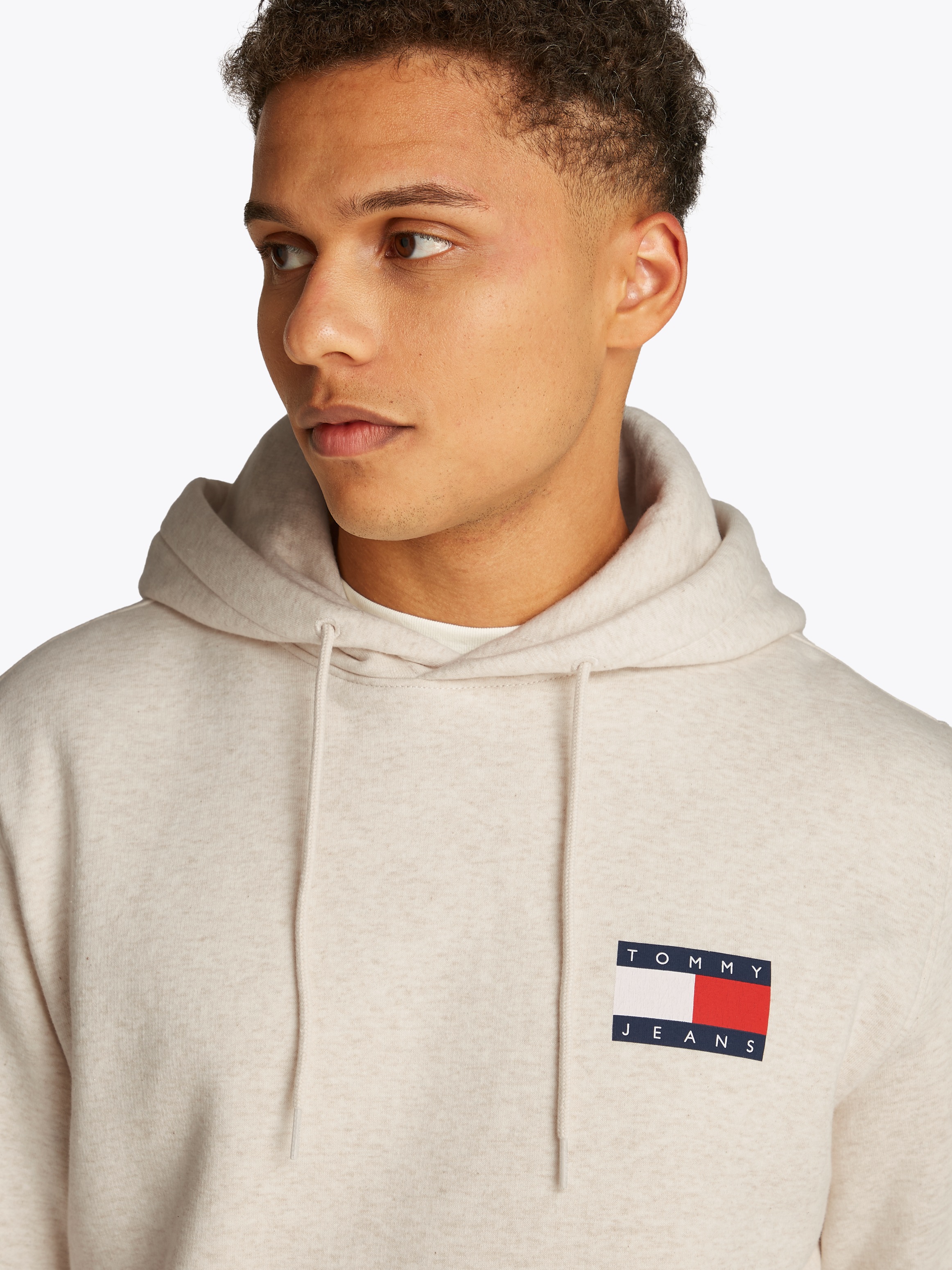 Tommy Jeans Sweatshirt »TJM REG ESSENTIAL FLAG HOOD EXT«, mit bedruckten Markenlogo auf Brusthöhe