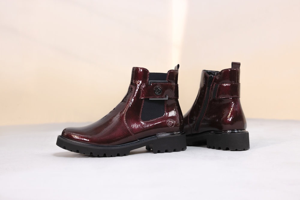 Remonte Chelseaboots  Blockabsatz, Stiefelette, Lackboots mit Metallic-Einsatz am Absatz