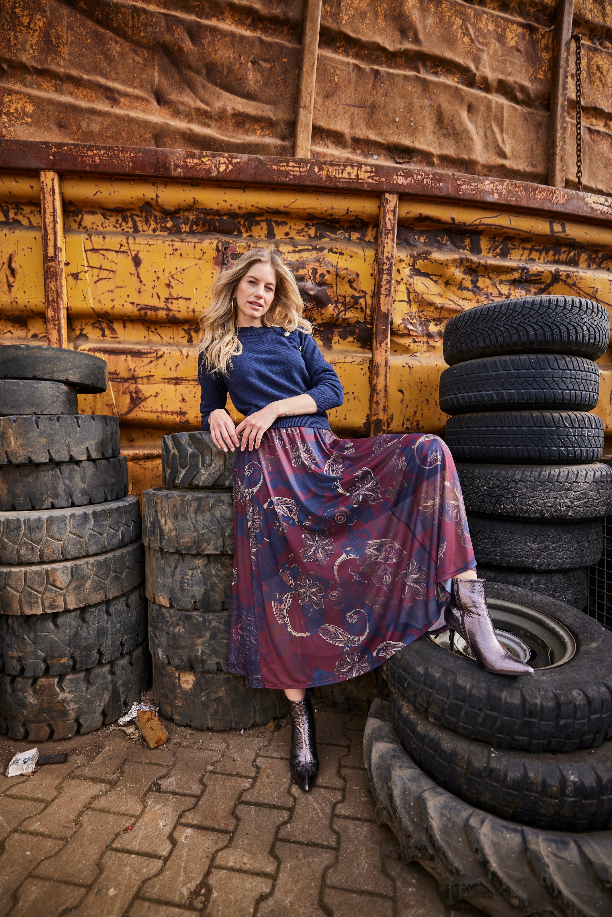 Aniston CASUAL Maxirock mit großflächigen, grafischen Blumendruck - NEUE KOLLEKTION