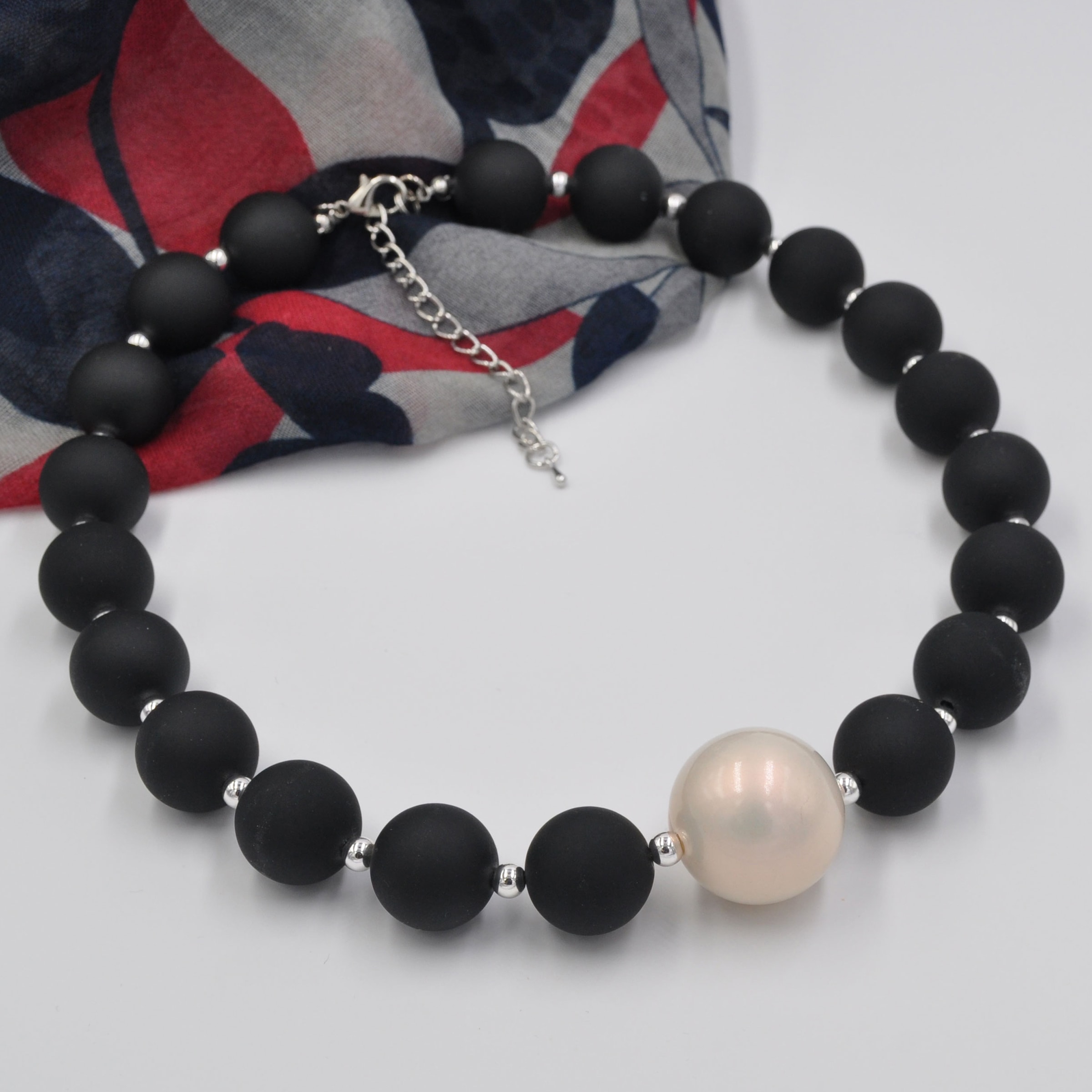 Firetti Statementkette »Schmuck Geschenk Big mother of pearl« mit Kunststoffperle