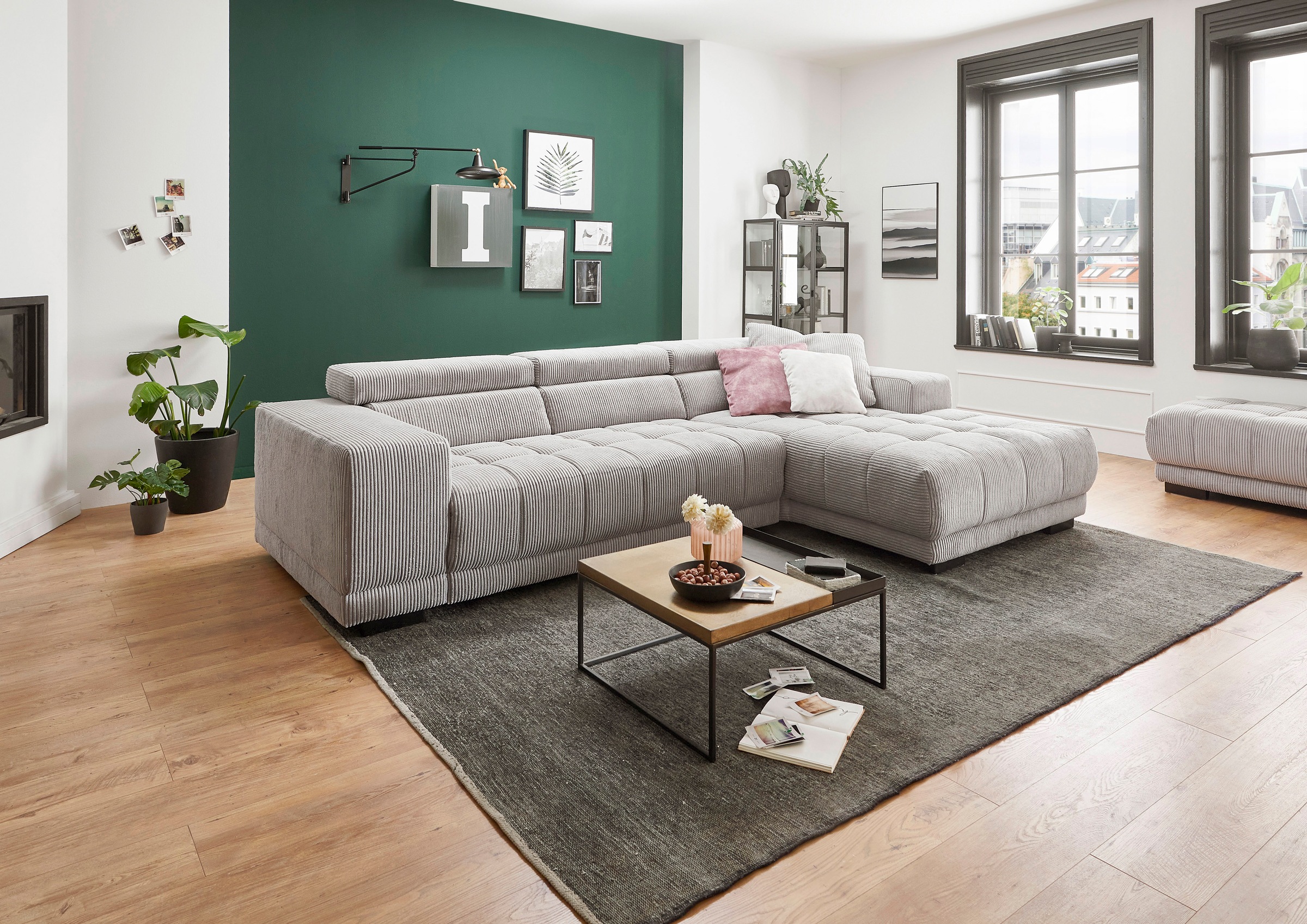 Die PlanBar Ecksofa »MP-IN15053 L-Form schmaler Schenkel« mit Kopfteilverstellung, wahlweise mit manueller Vorziehbank