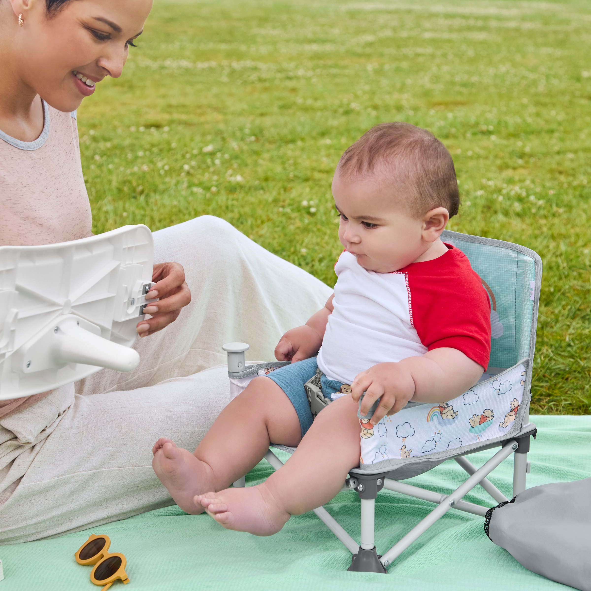 Bright Starts Tischsitz »WINNIE THE POOH Pop ‘N Sit™ Portable Booster Seat«