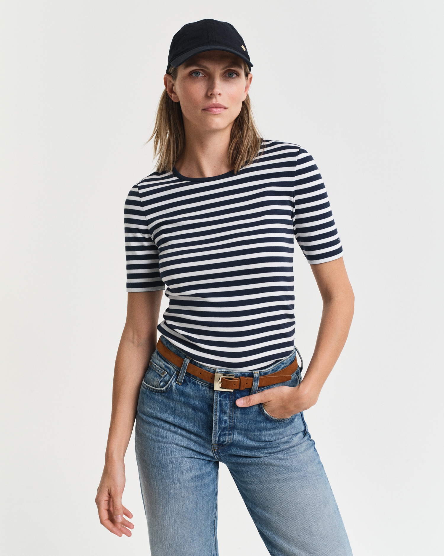 Gant T-Shirt »SLIM STRIPED 1X1 RIBBED KA T-SHIRT«, mit dezentem Logoschriftzug am...