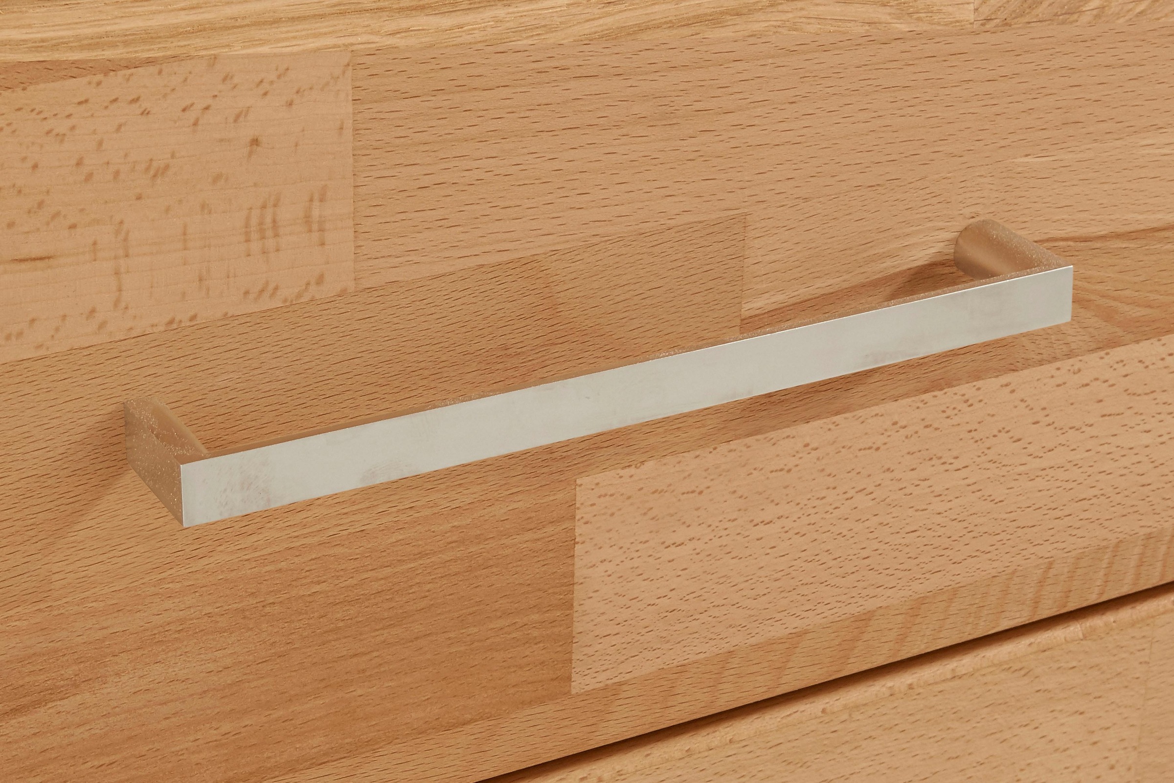 Home affaire Lowboard »Ribe,140cm breit, Fronten Massivholz,6 Fächer,Kabeldurchführung«, Korpus Holzwerkstoff,Glaseinsatz aus gehärtetem Glas,Böden versetzbar