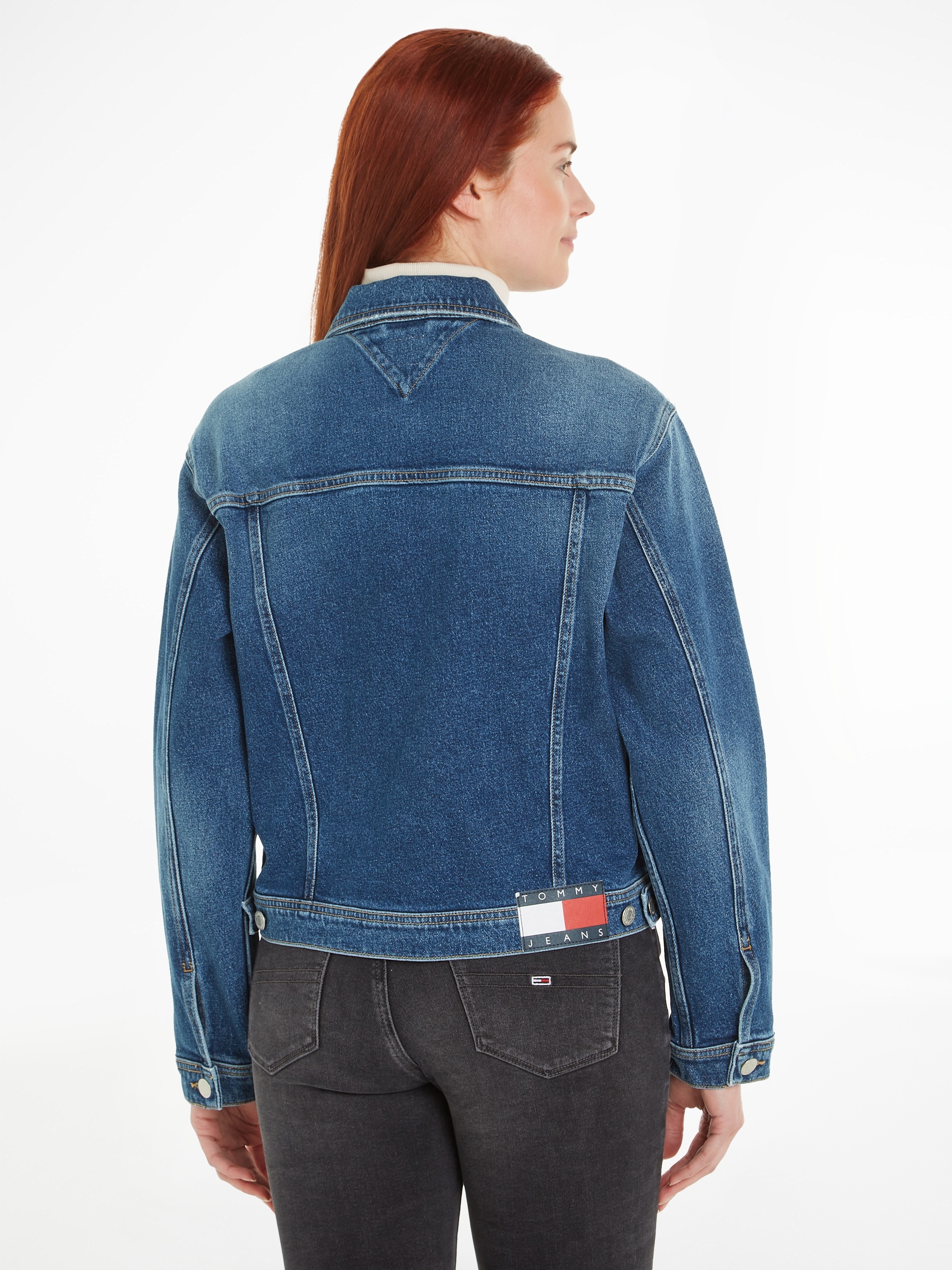 Tommy Jeans Jeansjacke »MOM CLS JACKET AH6158«, mit Logopatch