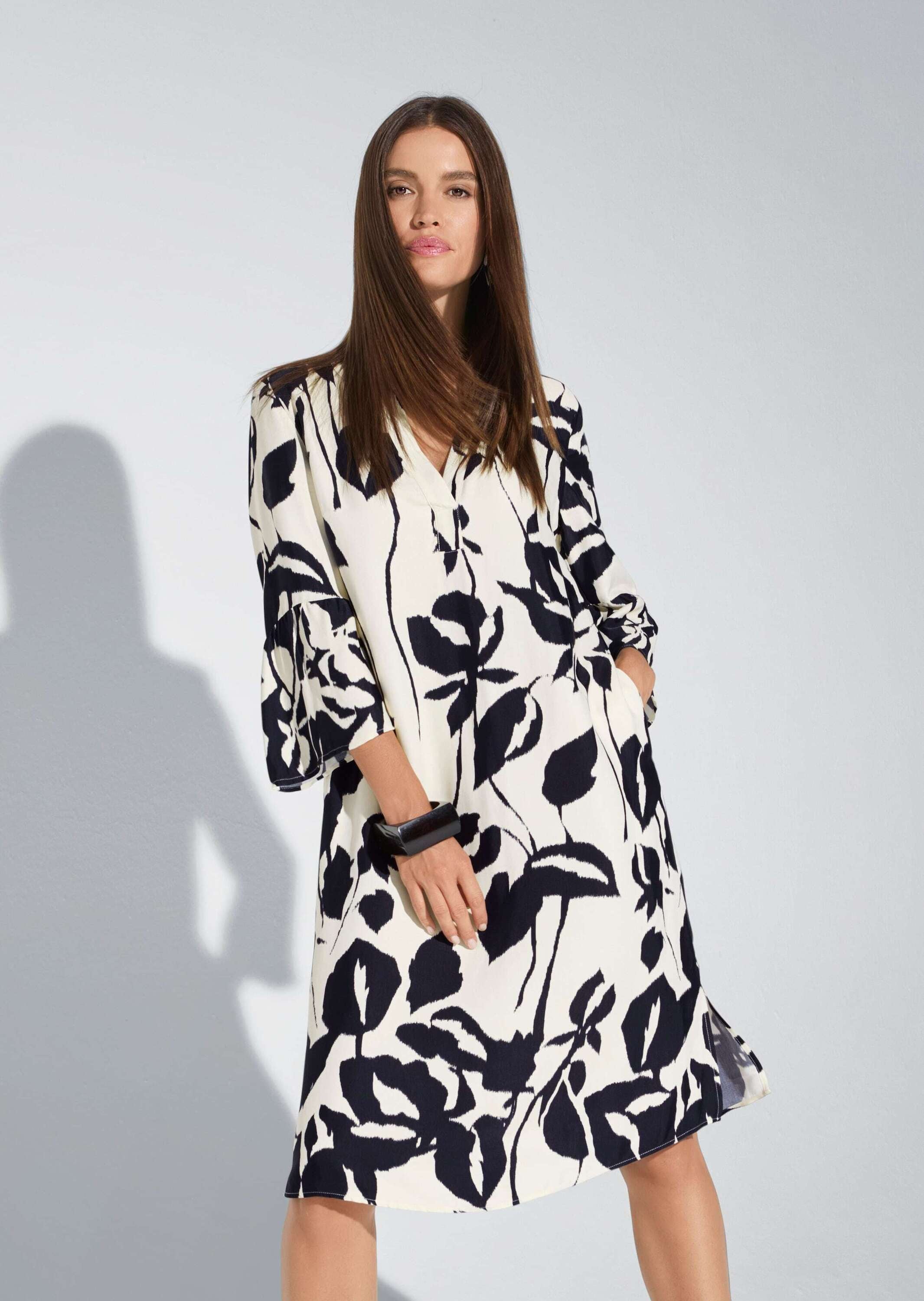 MADELEINE Sommerkleid »Sommerkleid Druckkleid mit floralem Muster« Ärmel mit Volantabschluss