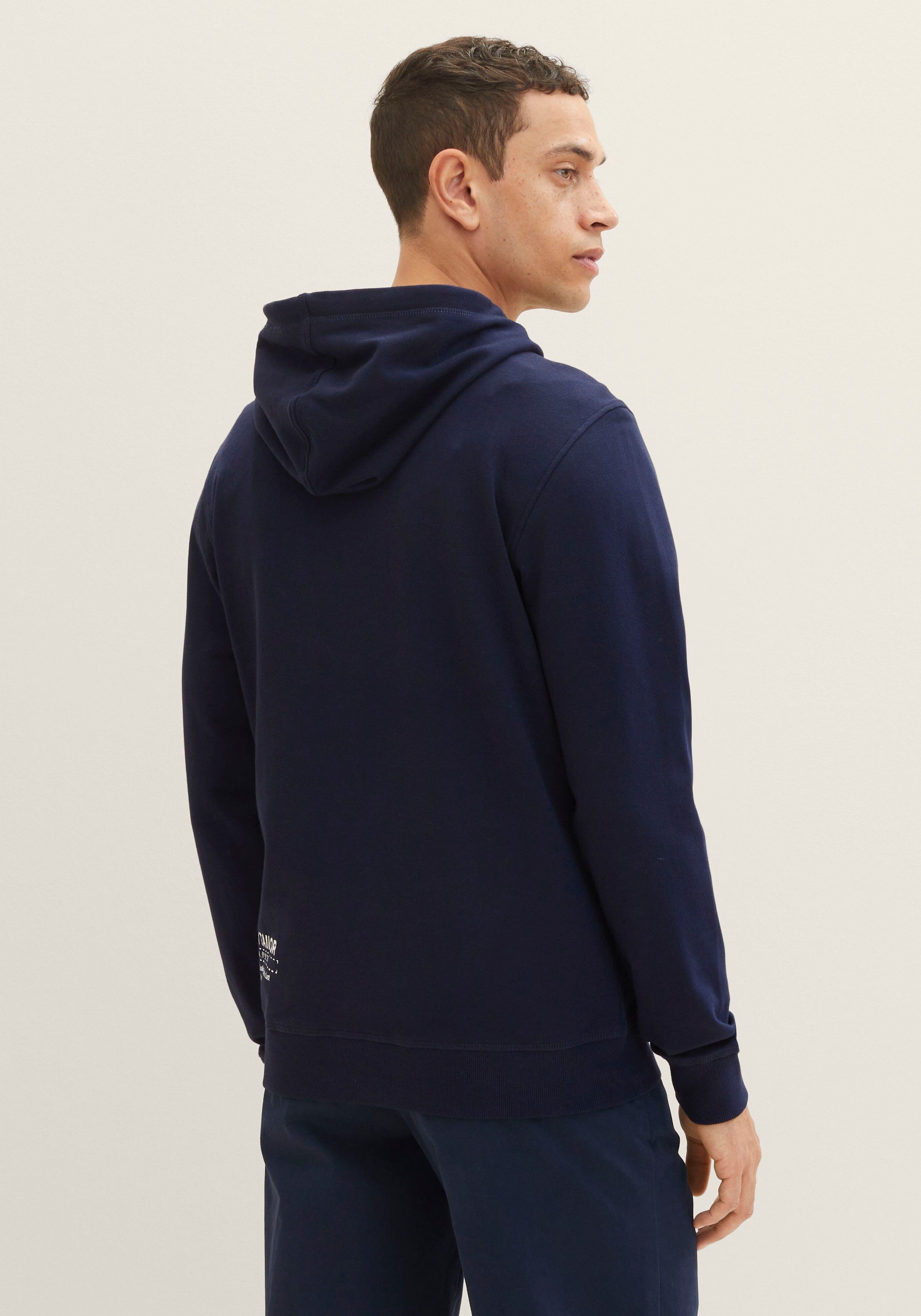 TOM TAILOR Kapuzensweatshirt, mit lässigem Frontprint + Stickerei