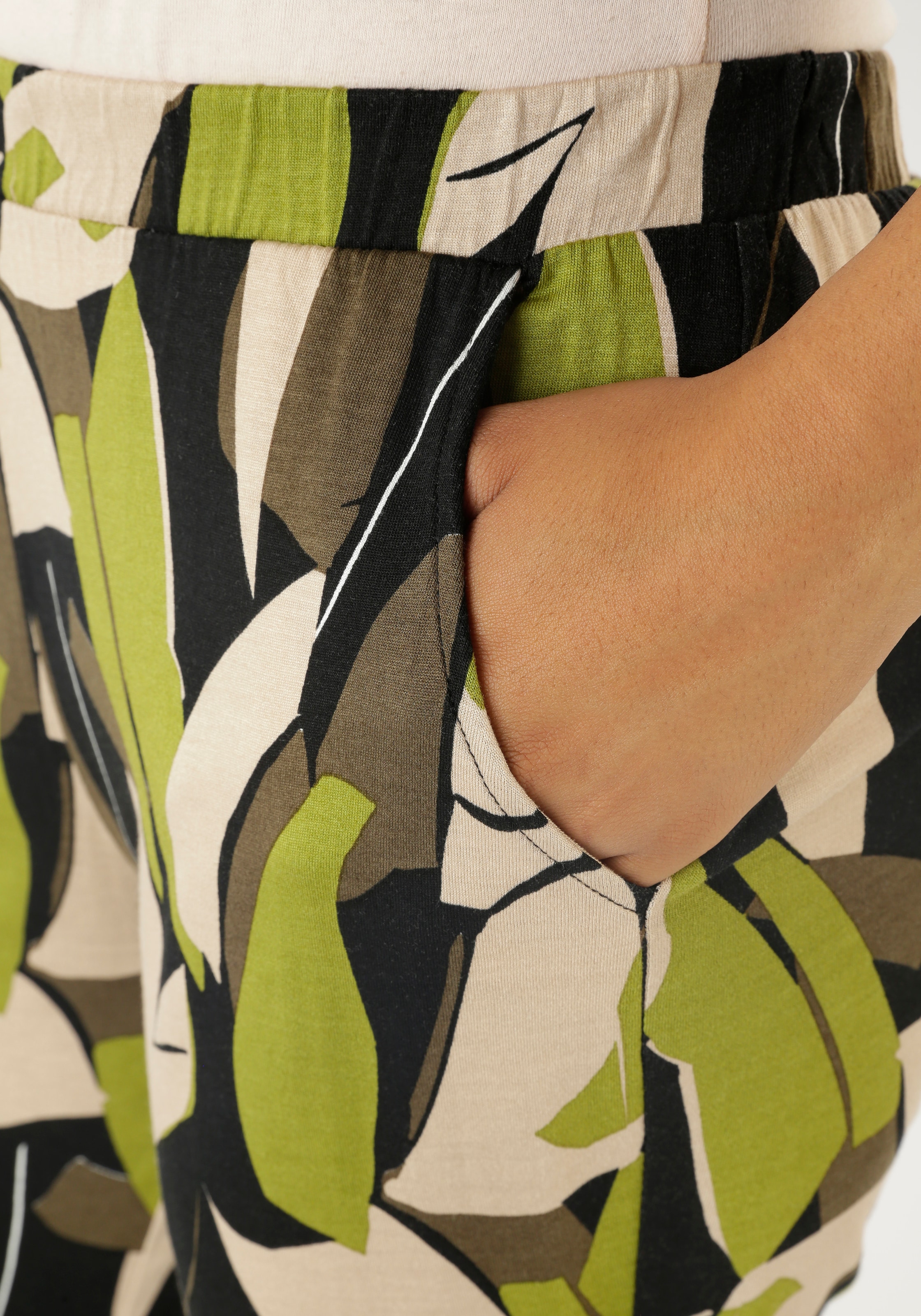 Aniston SELECTED Schlupfhose, mit trendigen Allover-Print