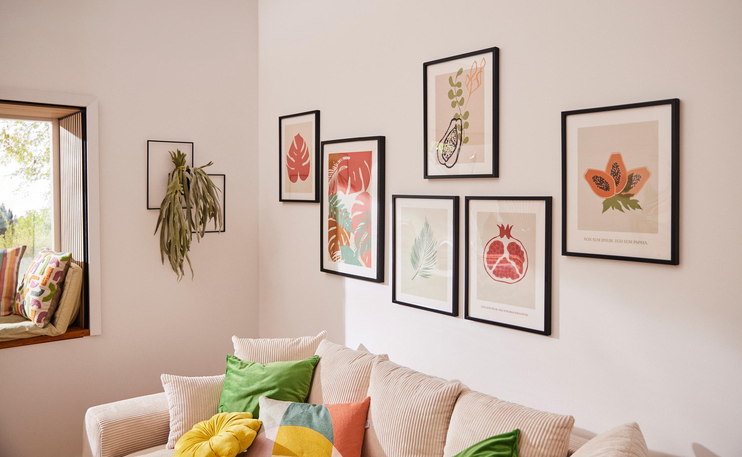 Komar Wandbild »Winter Tropics Black Panther Palm Leaf«, (1 St.), Deutsches Premium-Poster Fotopapier mit seidenmatter Oberfläche und hoher Lichtbeständigkeit für fotorealistische Drucke mit gestochen scharfen Details und hervorragender Farbbrillanz.