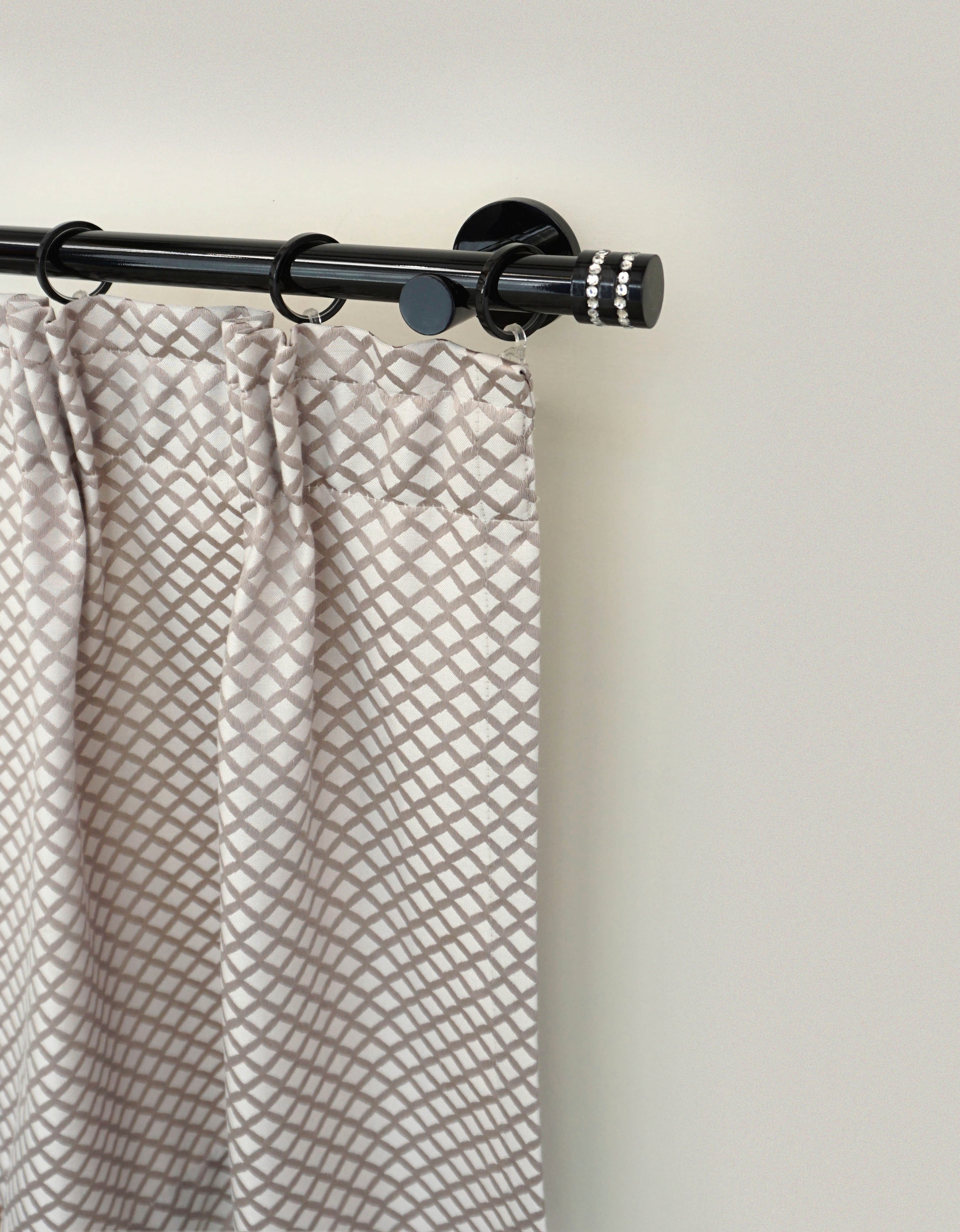 GARESA Gardinenstange »BLACK« Ø 20 mm 1 läufig-läufig Wunschmaßlänge Vorhanggarnitur, verlängerbar, Endkappe mit Glitzersteine