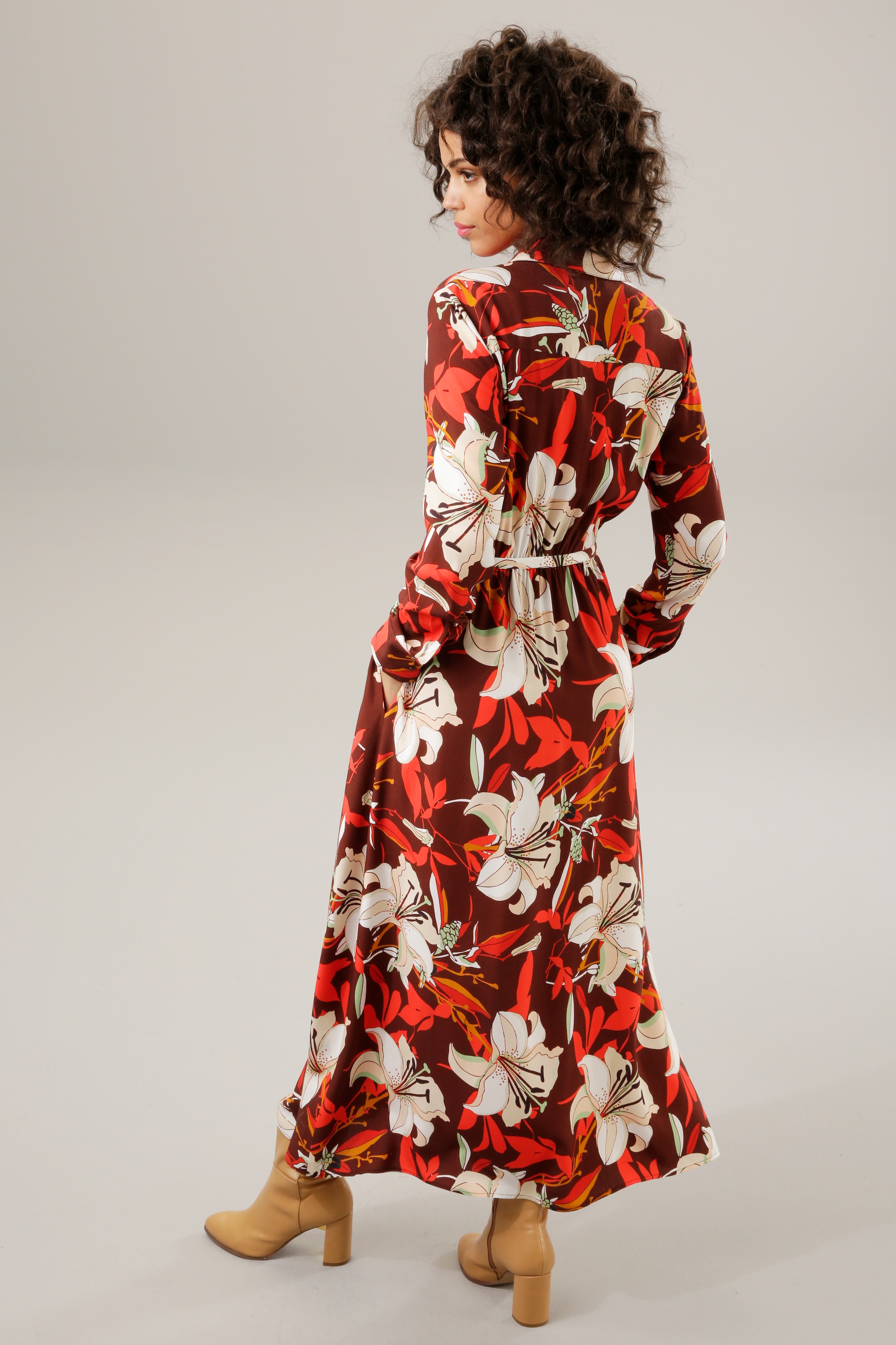 Aniston CASUAL Maxikleid, großflächigem abnehmbarem bei ♕ Bindegürtel), (mit Blumendruck mit farbharmonischem