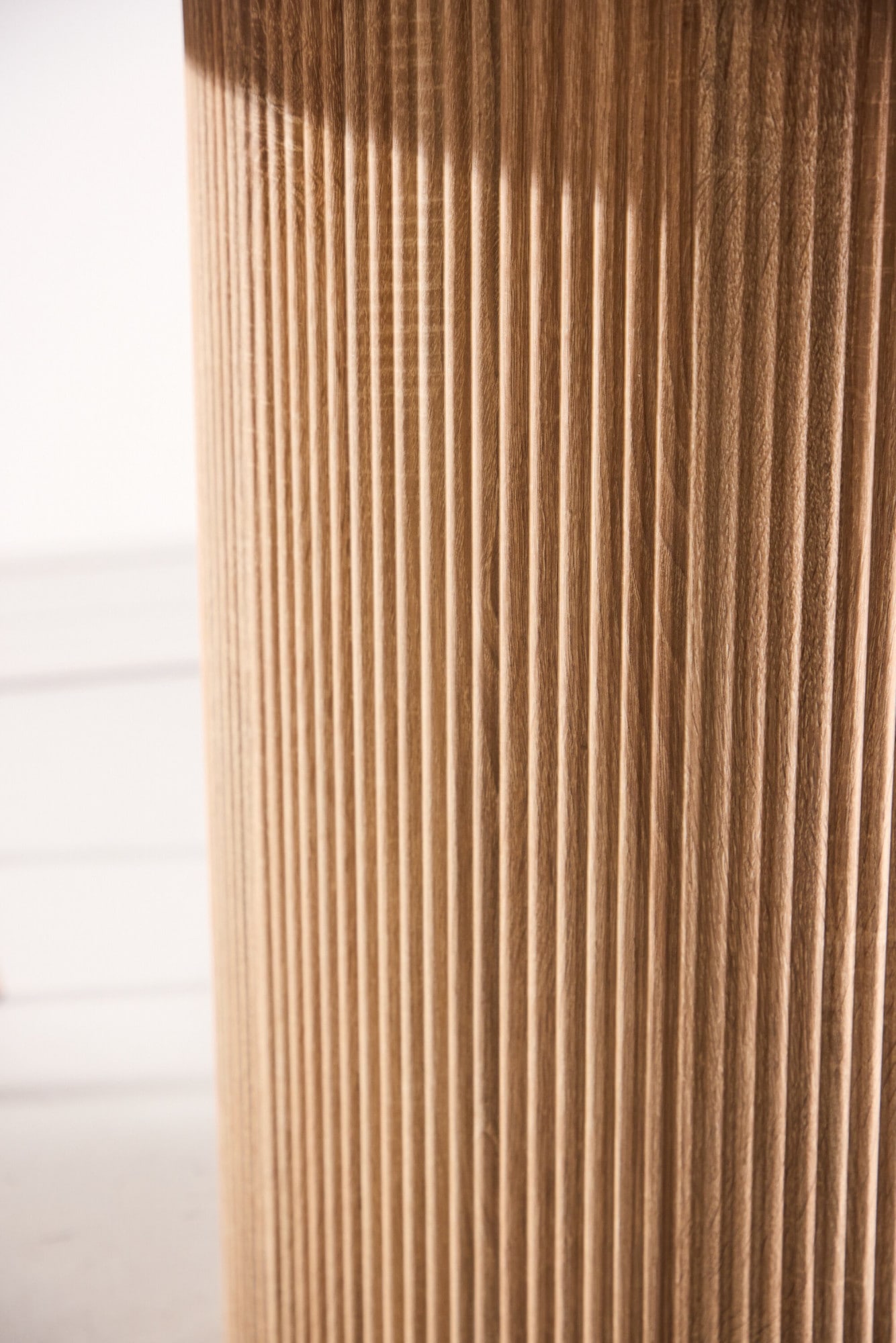 Venture Home Esstisch »Härön, runder Esstisch Ø 120 cm mit Glasplatte und Holzfuß, FSC« Esszimmertisch, transparente Platte, MDF-Mittelfuß, gerippt, hell