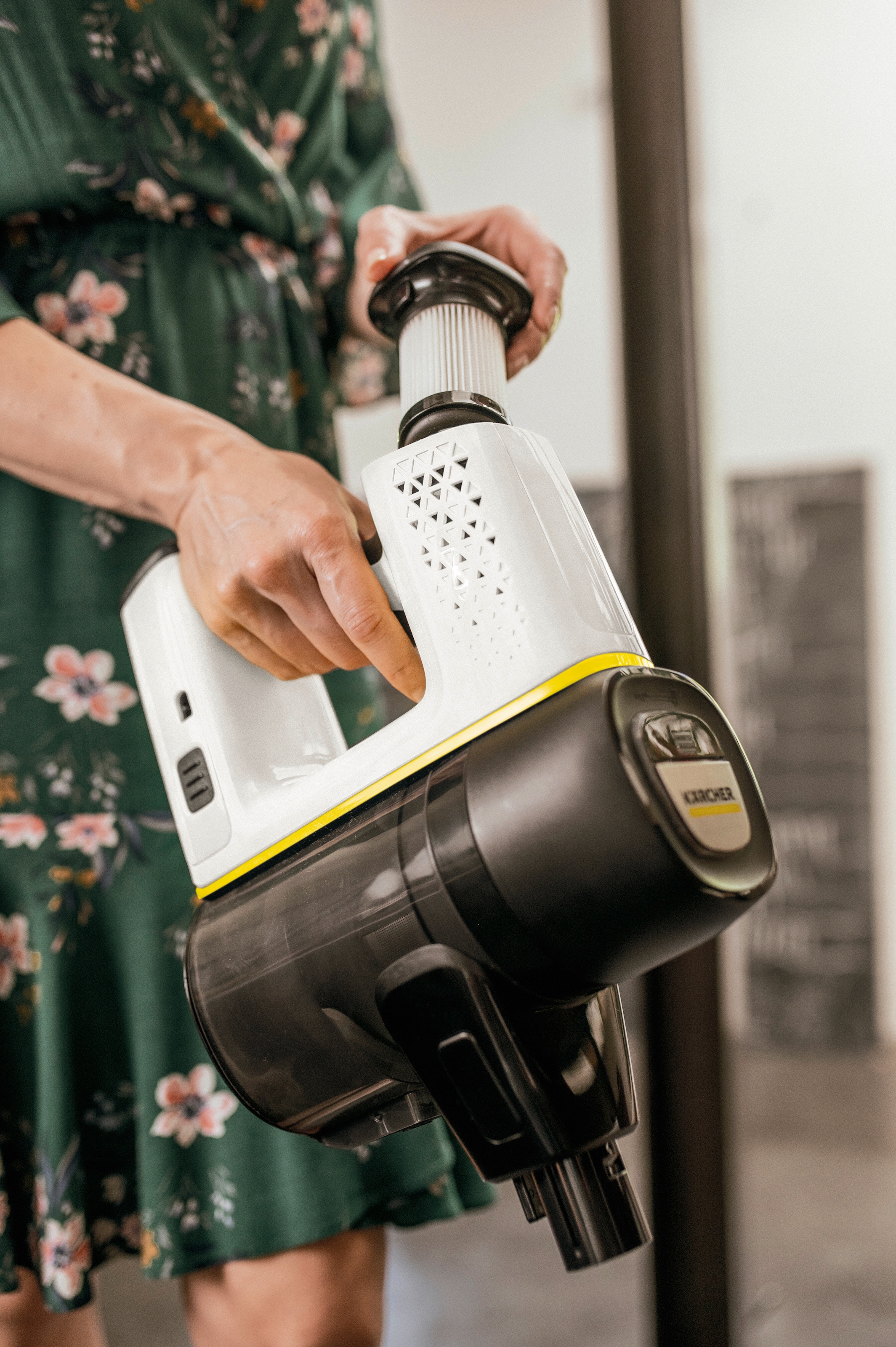 KÄRCHER Akku-Stielstaubsauger »VC 6 Cordless ourFamily Car«, beutellos, inkl. Akku und Wandhalterung mit Ladefunktion