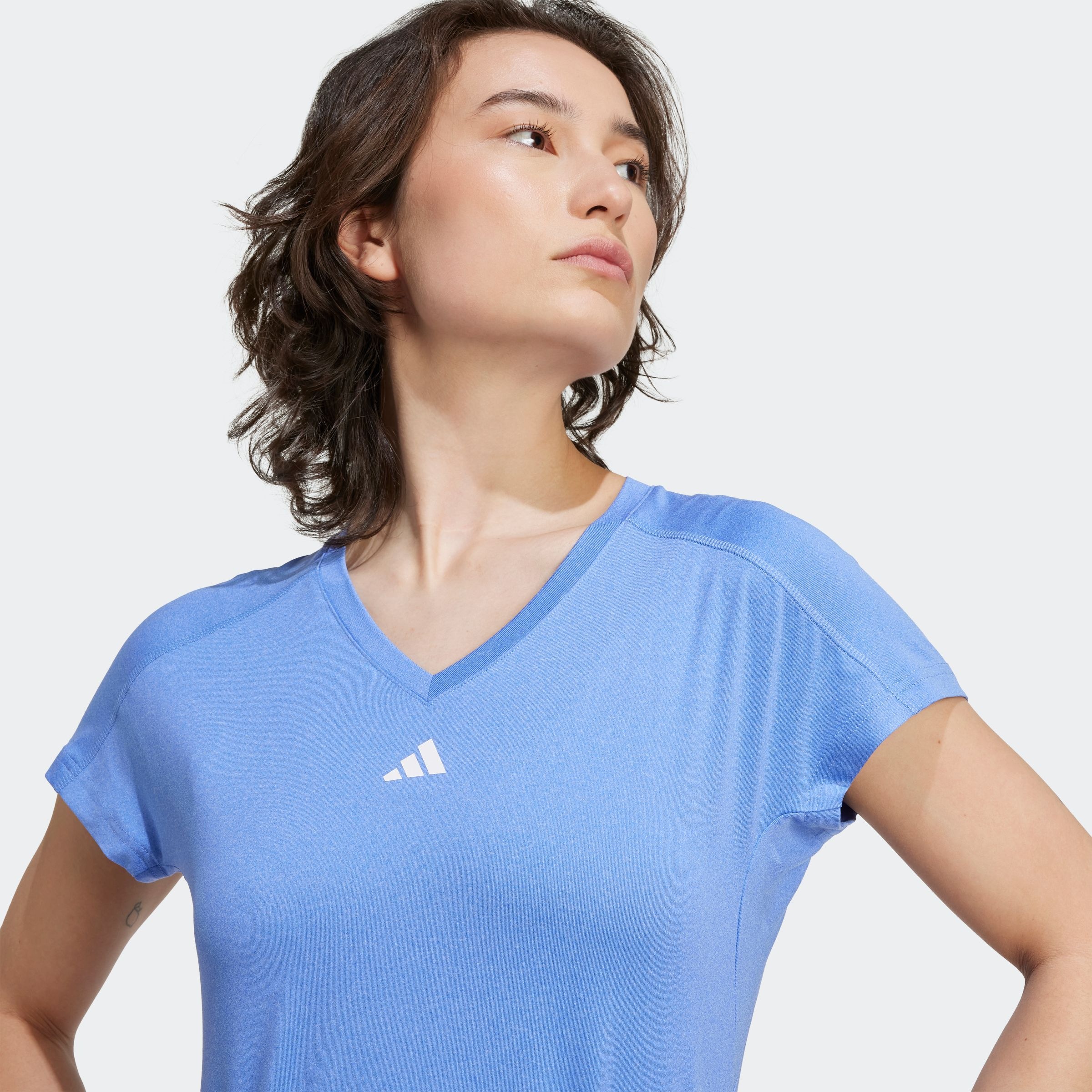 adidas Performance T-Shirt »AEROREADY TRAIN ESSENTIALS MINIMAL BRANDING V-NECK«, Trainingsshirt, feuchtigkeitsabsorbierend mit V Ausschnitt