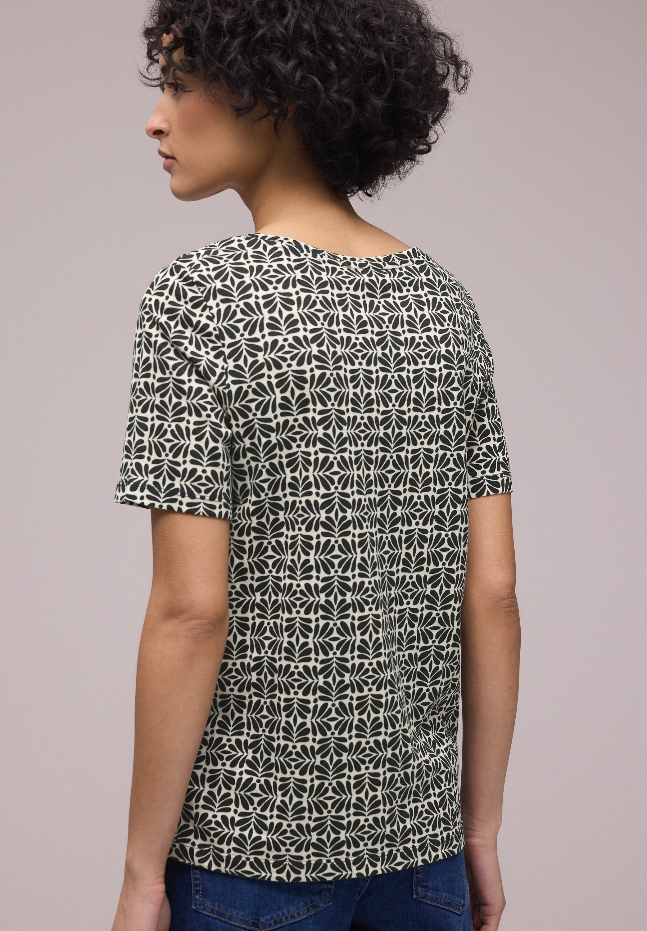 STREET ONE Kurzarmshirt »Style Gerda« fein gemustert, mit gerundetem V-Neck