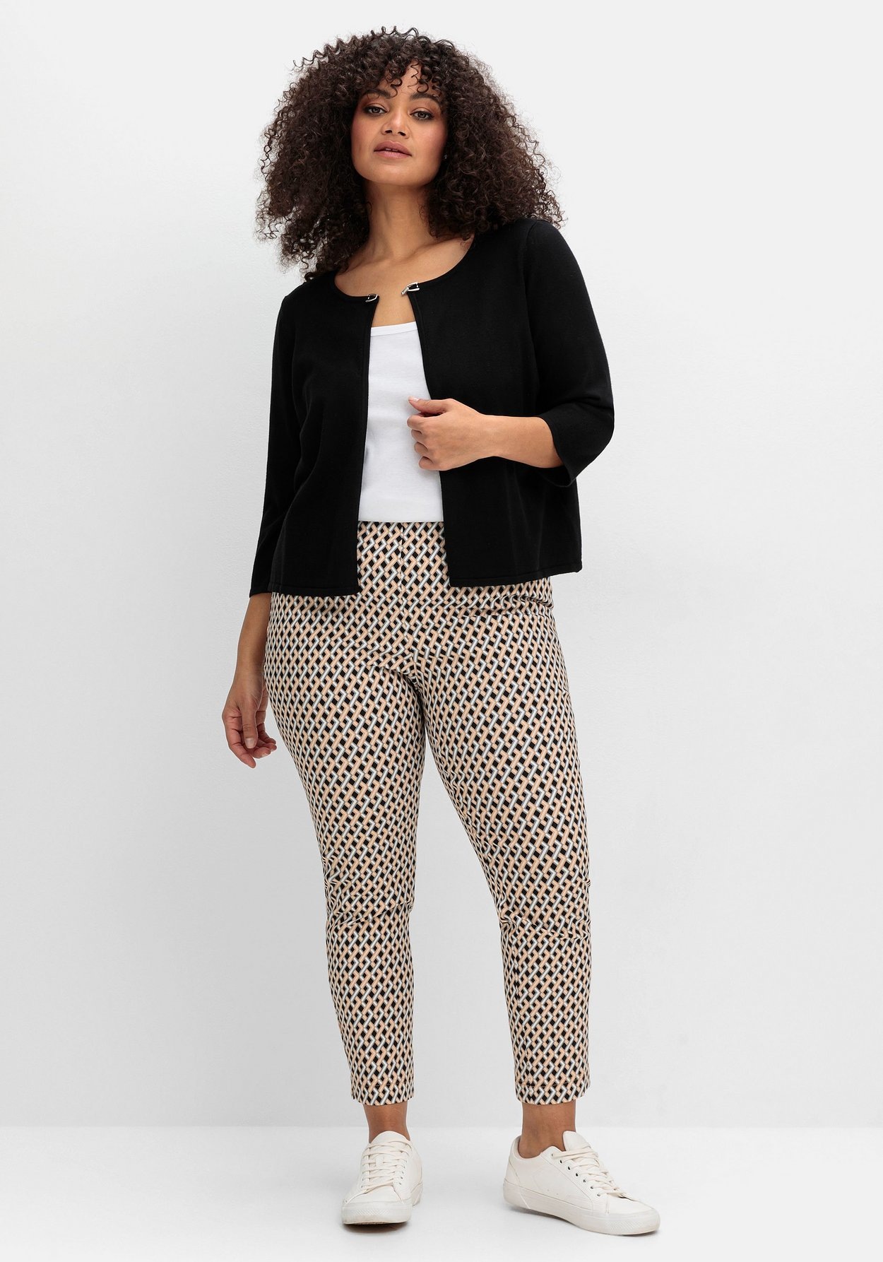 Sheego Strickjacke »Kurze Strickjacke mit Zierspange am Ausschnitt«