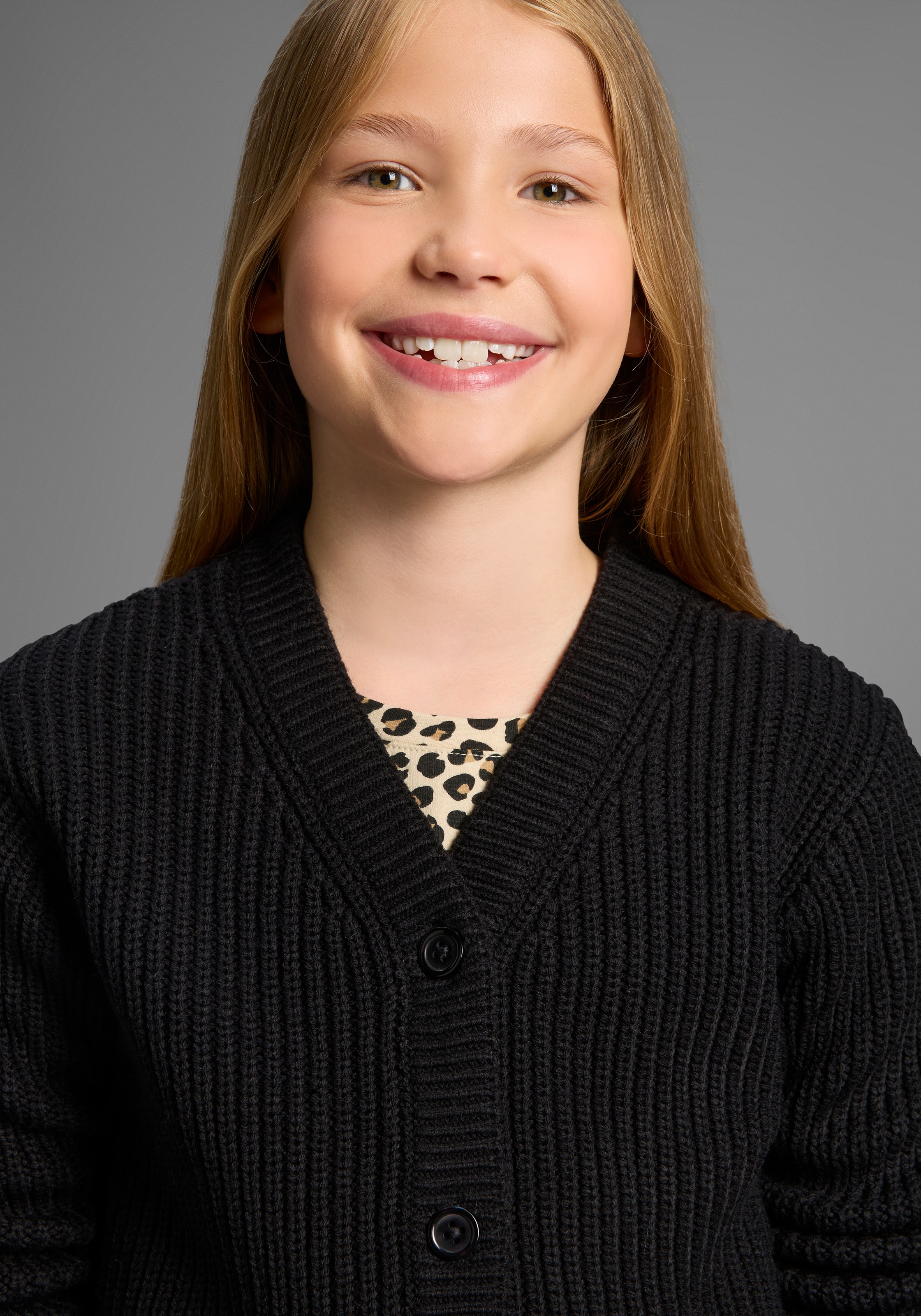 KIDSWORLD Strickjacke »Strickjacke Basic-Style« Strickjacke, toll zu allem zu kombinieren