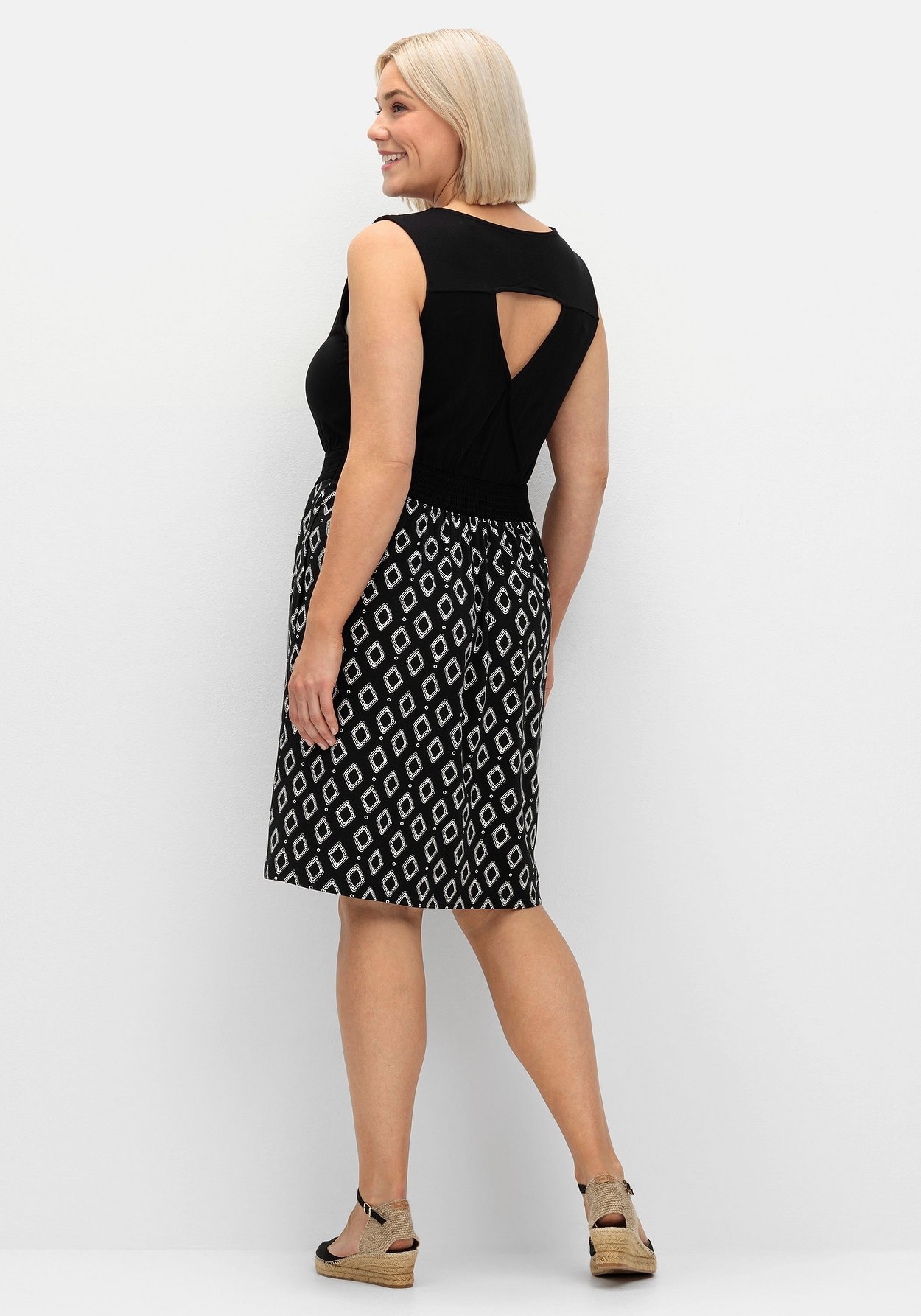 Sheego Jerseykleid »Jerseykleid in Wickeloptik, mit Cut-out hinten«