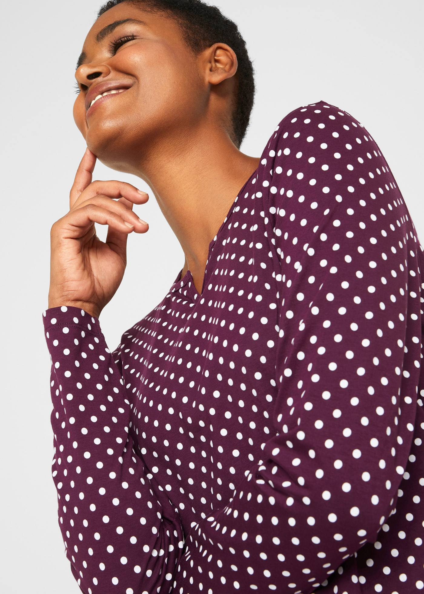 bonprix Langarmshirt »Gepunktetes Baumwoll-Langarmshirt mit Seitenschlitzen« lockere Passform, mit Seitenschlitzen, gepünktetes Design