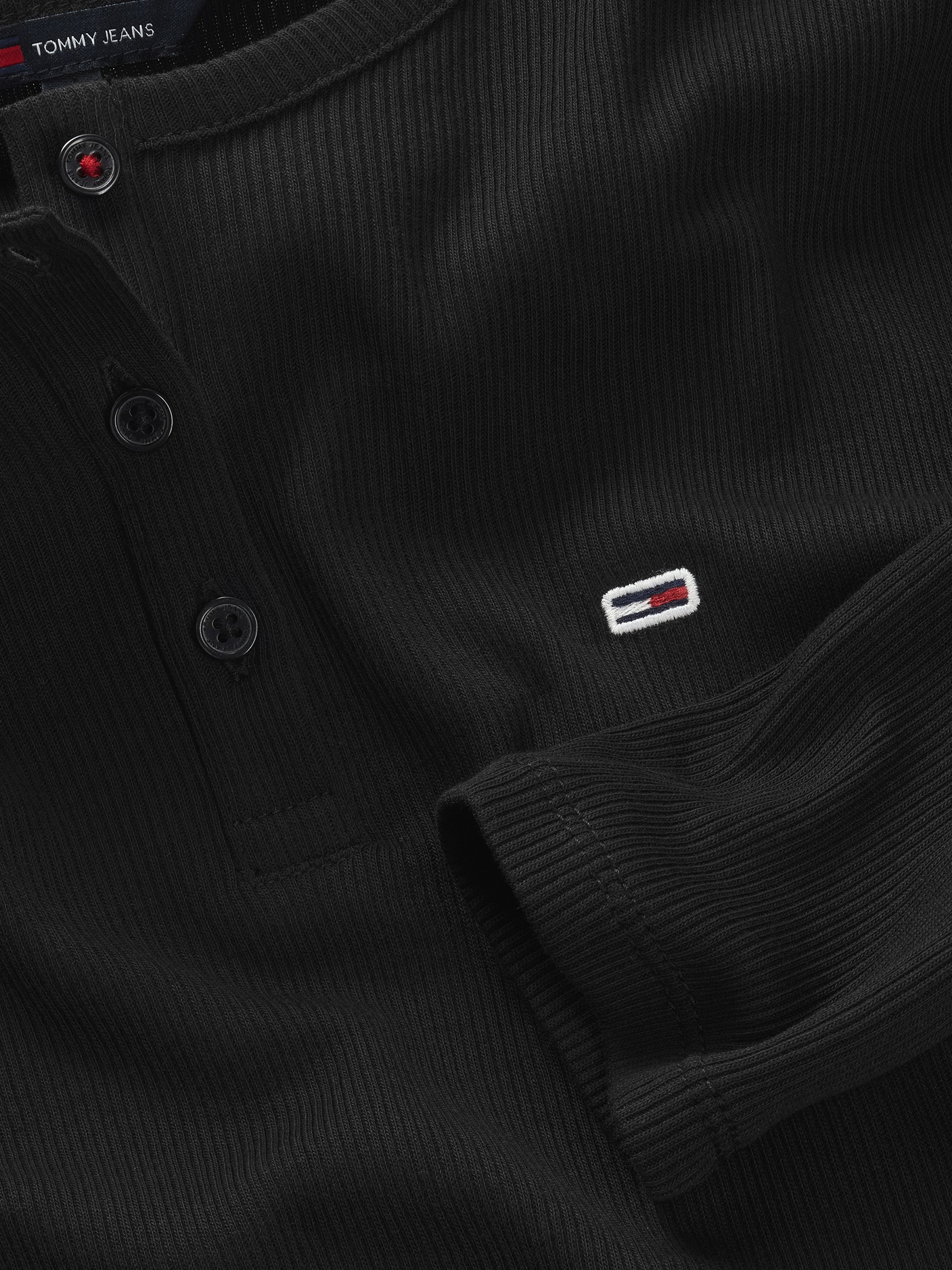 Tommy Jeans Langarmshirt »TJW SLM BUTTON RIB C-NECK LS EXT«, mit Logostickerei