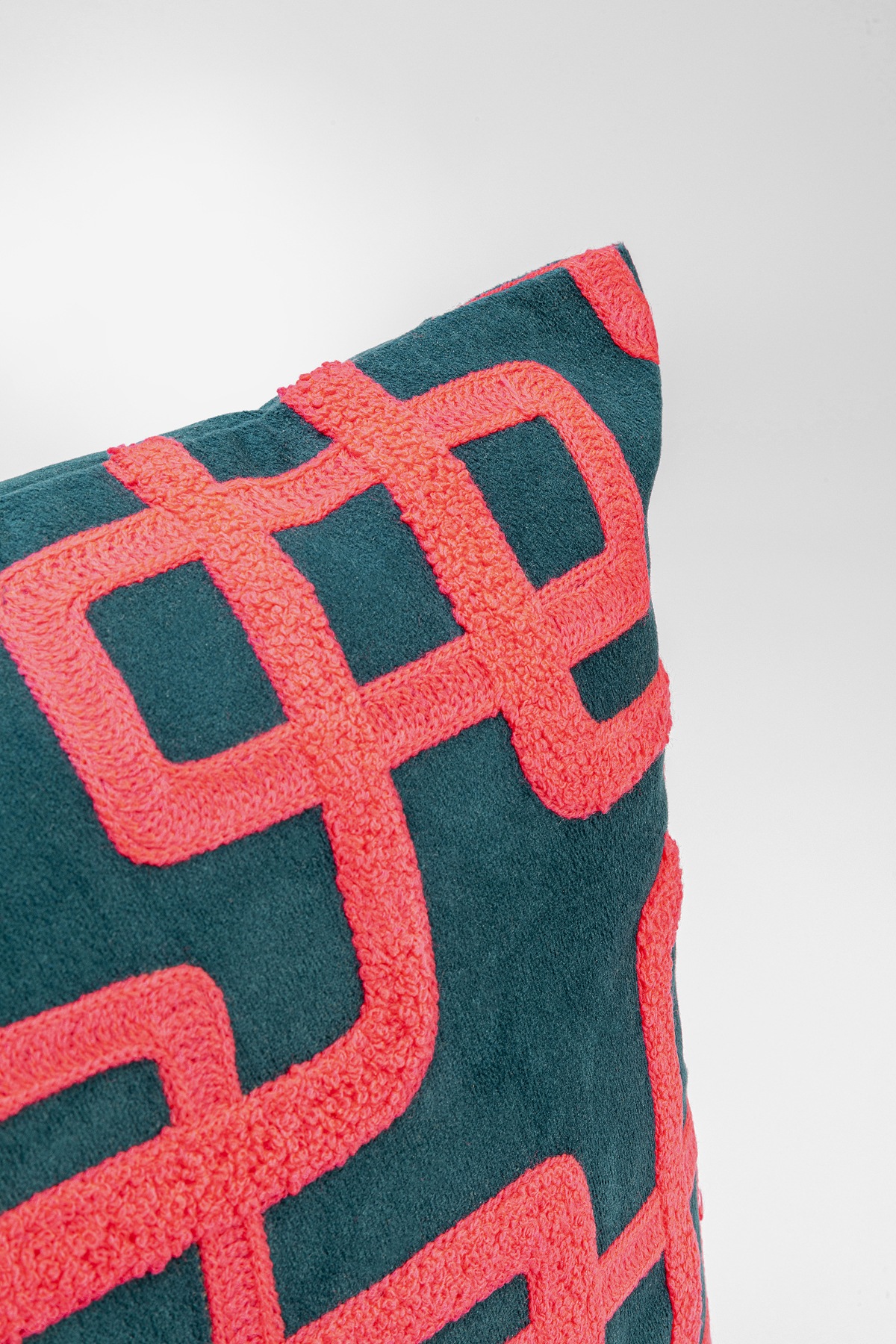 Kare Design Dekokissen »Chain Pink, Kissenhülle mit Füllung, 45x45 cm« stützt Kopf und Nacken angenehm und sorgt für erholsamen Schlaf
