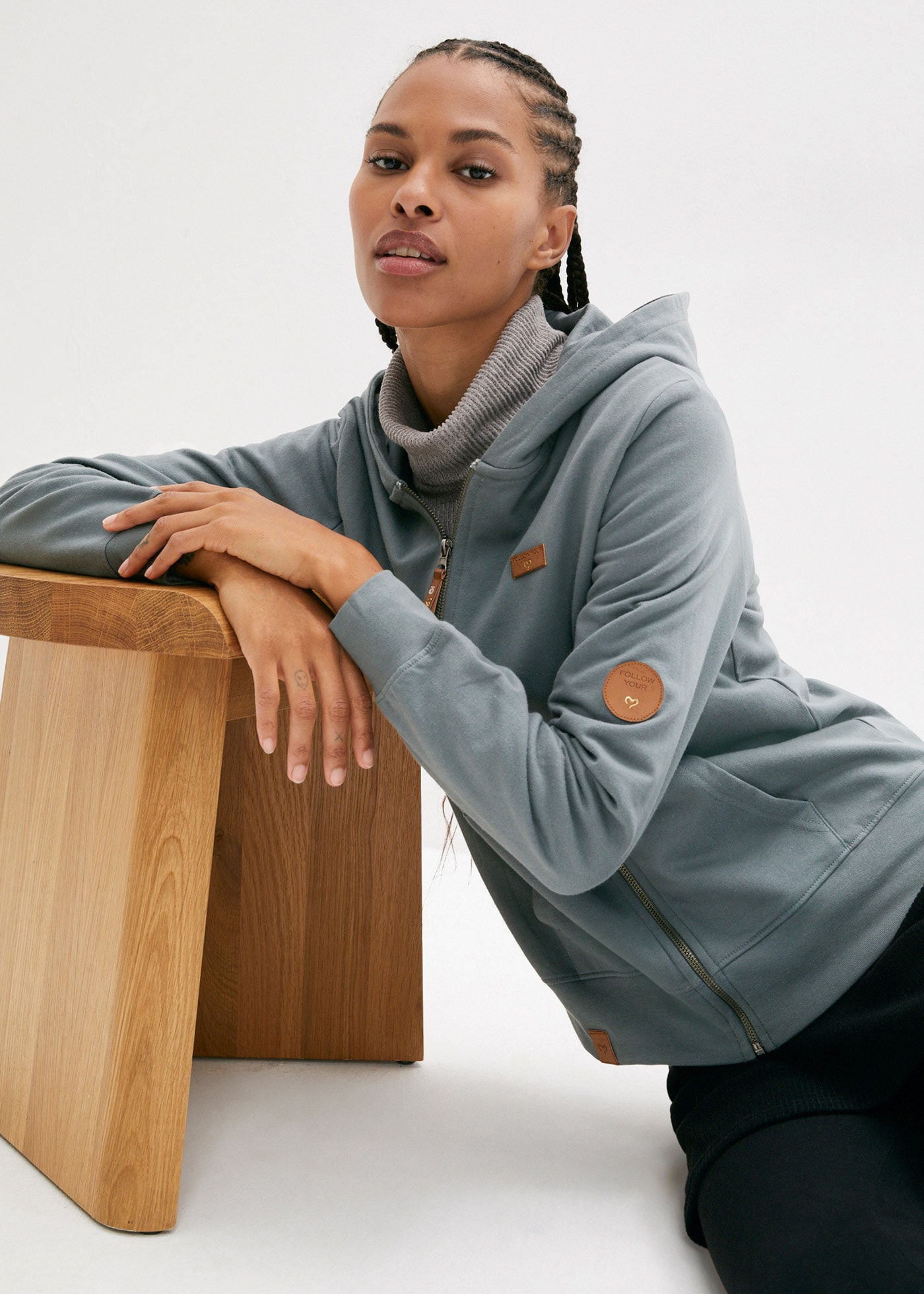 bonprix Kapuzensweatjacke mit Kapuze, mit Kängurutaschen, aus Baumwolle, mit Reißverschluss