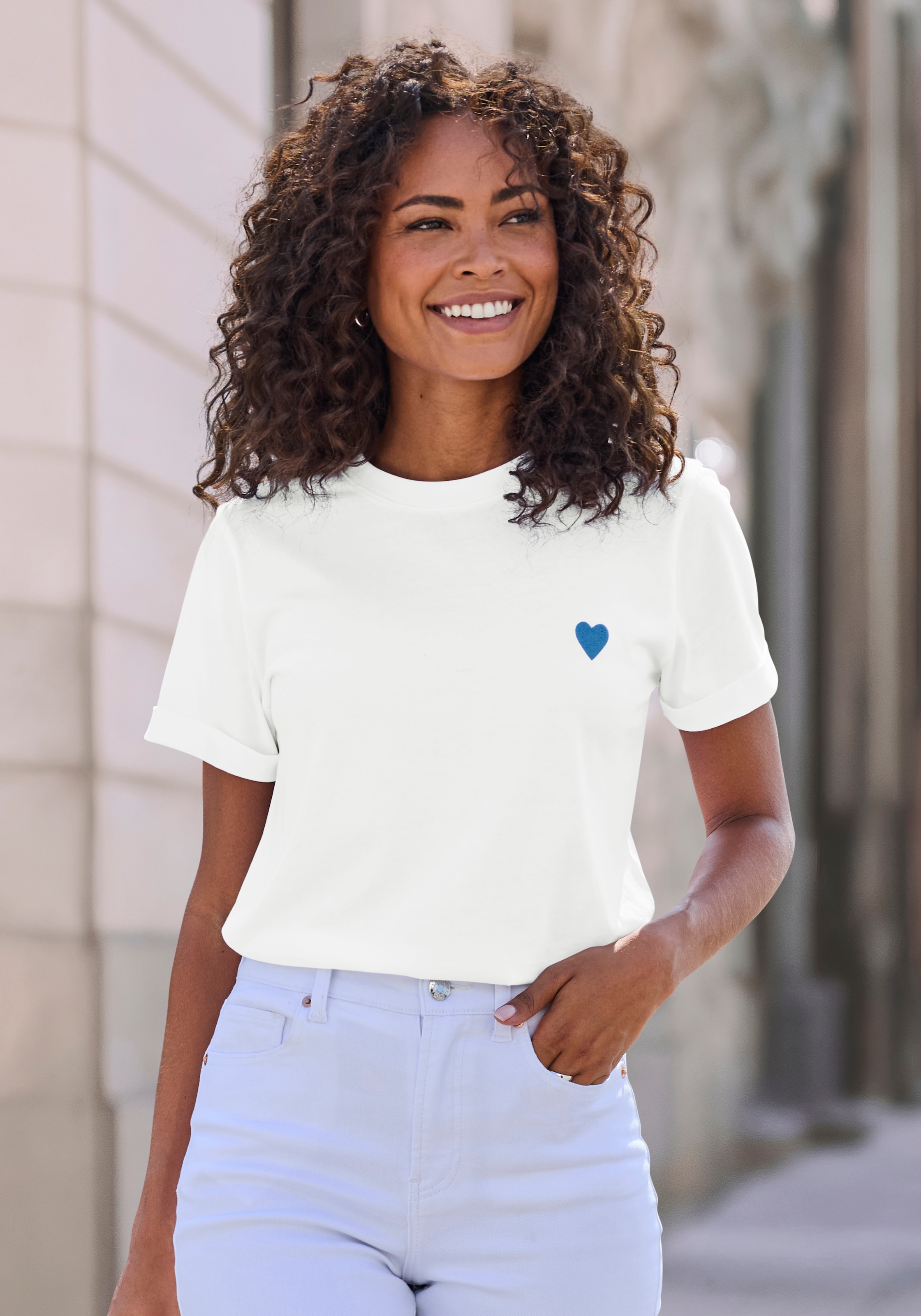 LASCANA T-Shirt, mit süßer Herz-Stickerei, Kurzarmshirt aus Baumwolle