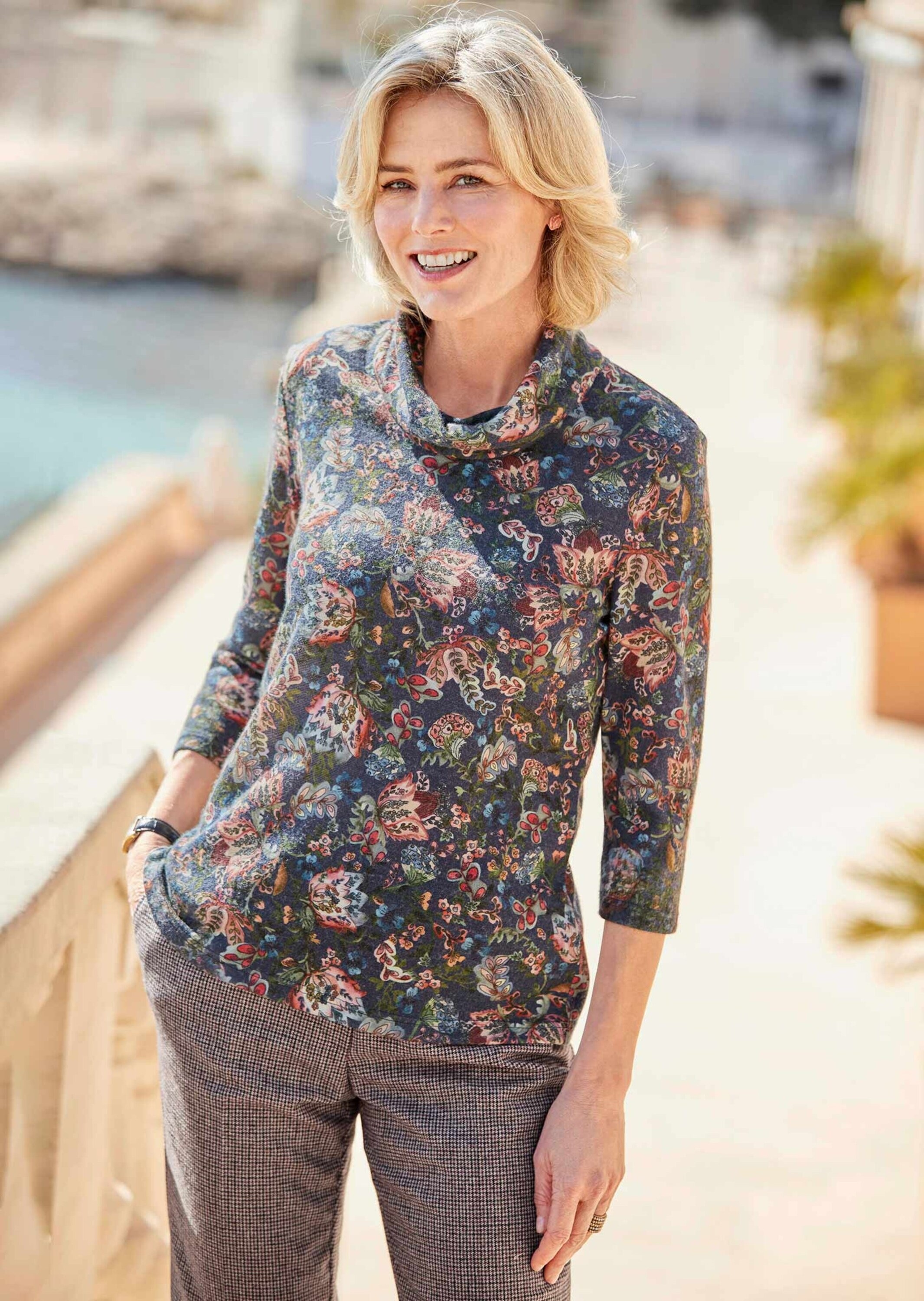 GOLDNER Print-Shirt »Kurzgröße Modernes Druckshirt mit angesagtem Rollkragen« Leuchtender, farbenfroher Allover-Druck