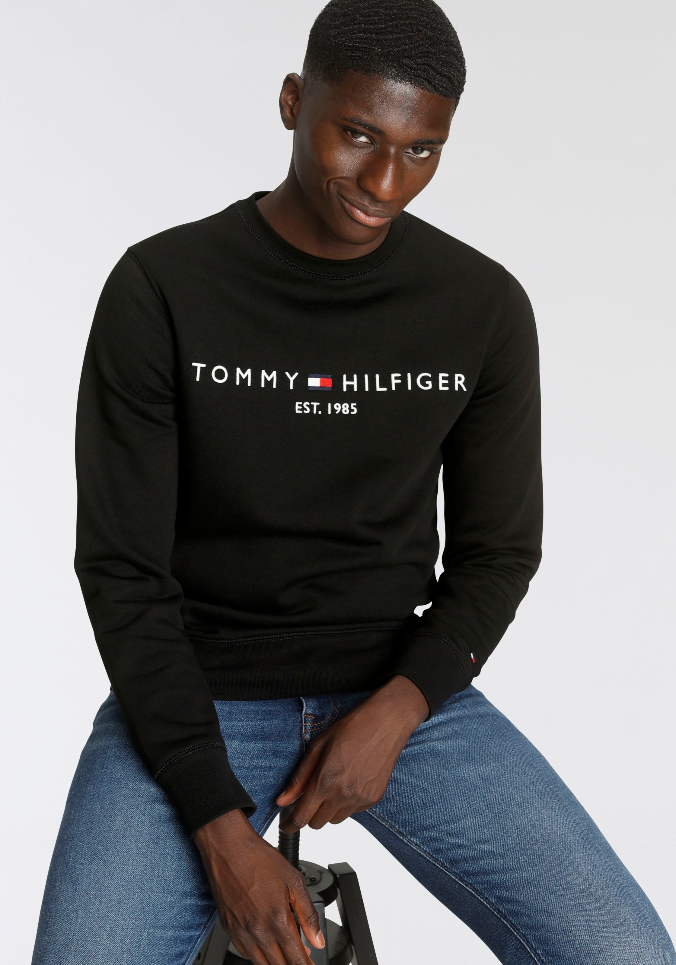 Tommy Hilfiger Sweatshirt »TOMMY LOGO mit klassischem SWEATSHIRT«, bei ♕ Rundhalsausschnitt