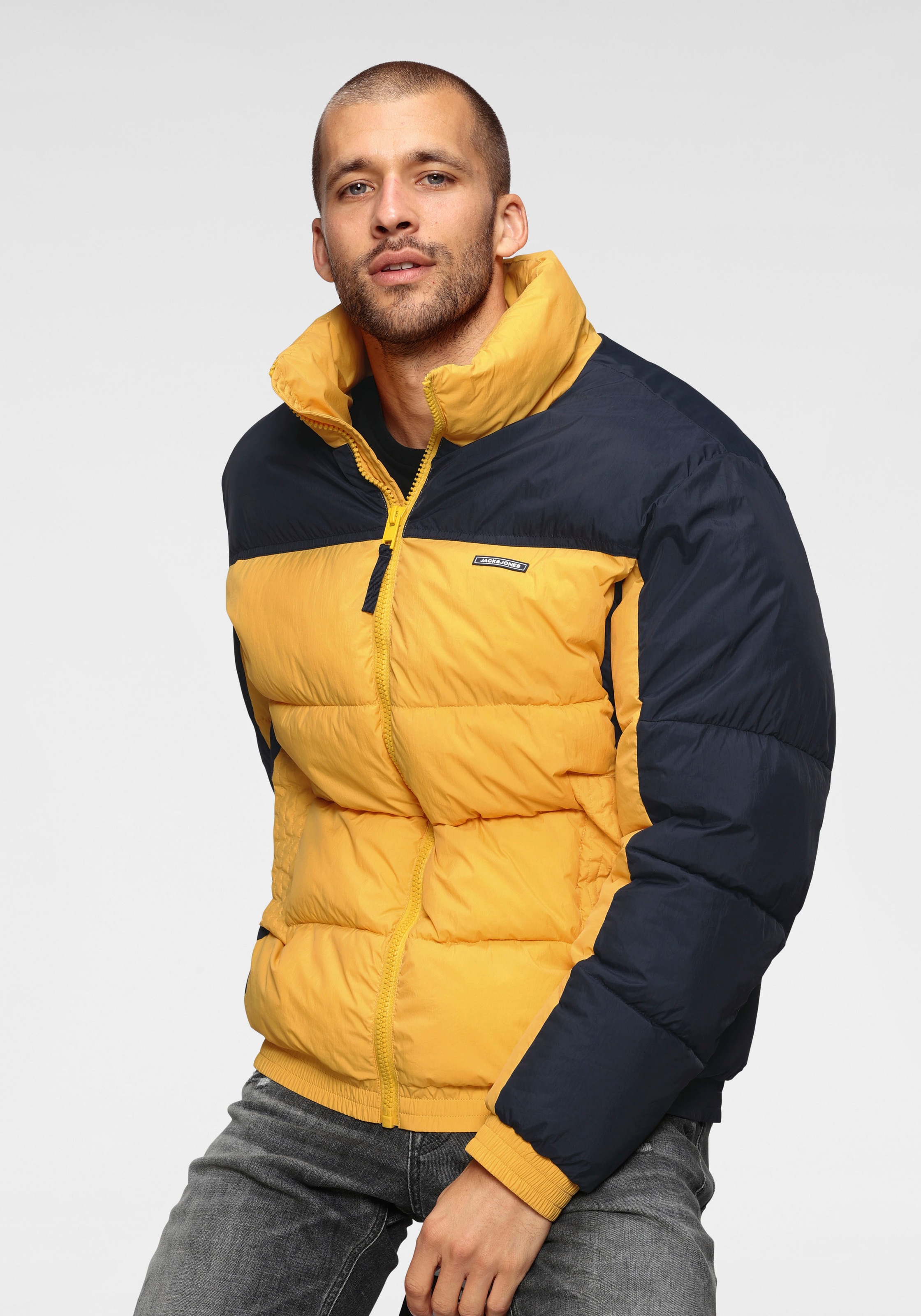 Große Auswahl an Trenchcoats, Parkas & Lederjacken Große Auswahl an Trenchcoats, Parkas & Lederjacken