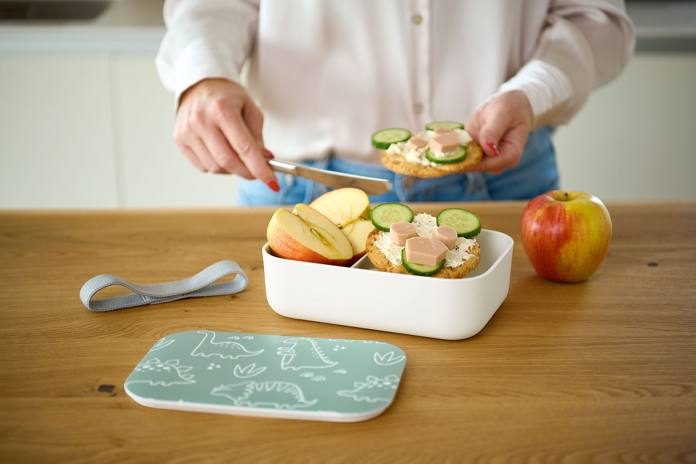 Zeller Present Lunchbox »Dino«, (2 tlg.), Deckel mit Silikonring f. luftdichtes Verschließen, Trenneinsatz